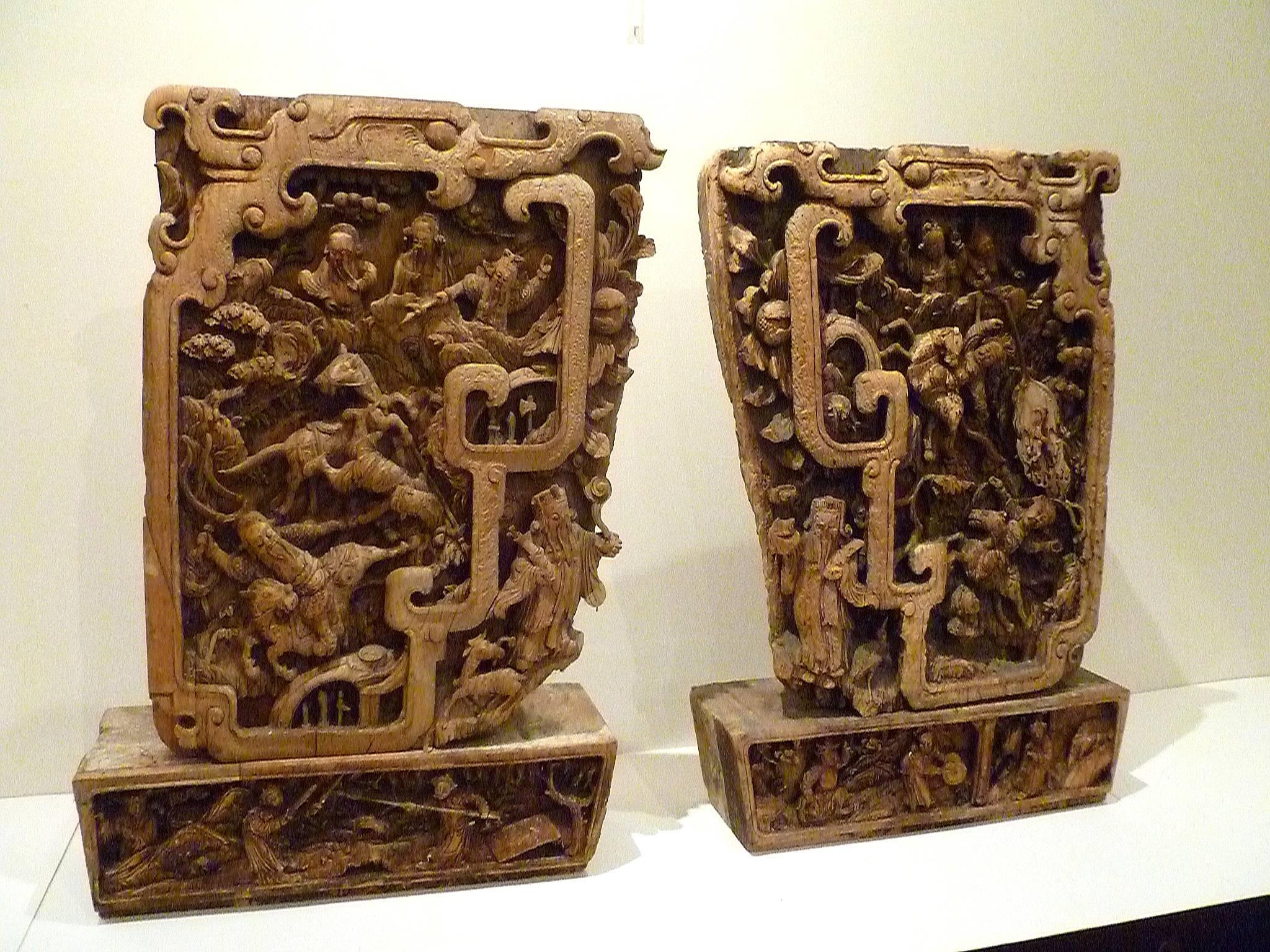 Paar Architekturschnitzereien aus der Qing-Dynastie, Detailschnitzereien mit Kriegern auf Pferden.
