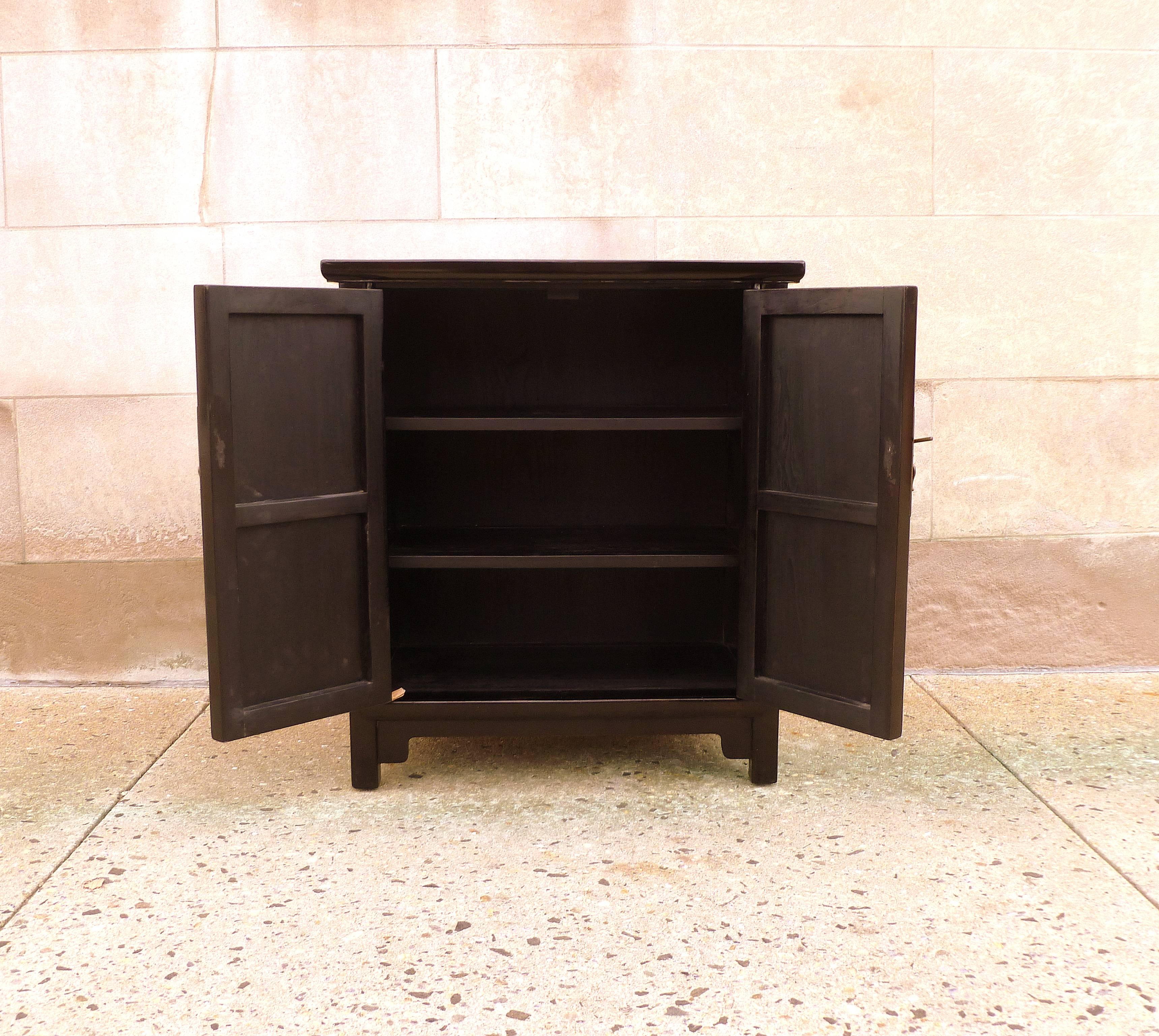 Mid-20th Century Simple and Elegant Black Lacquer Chest