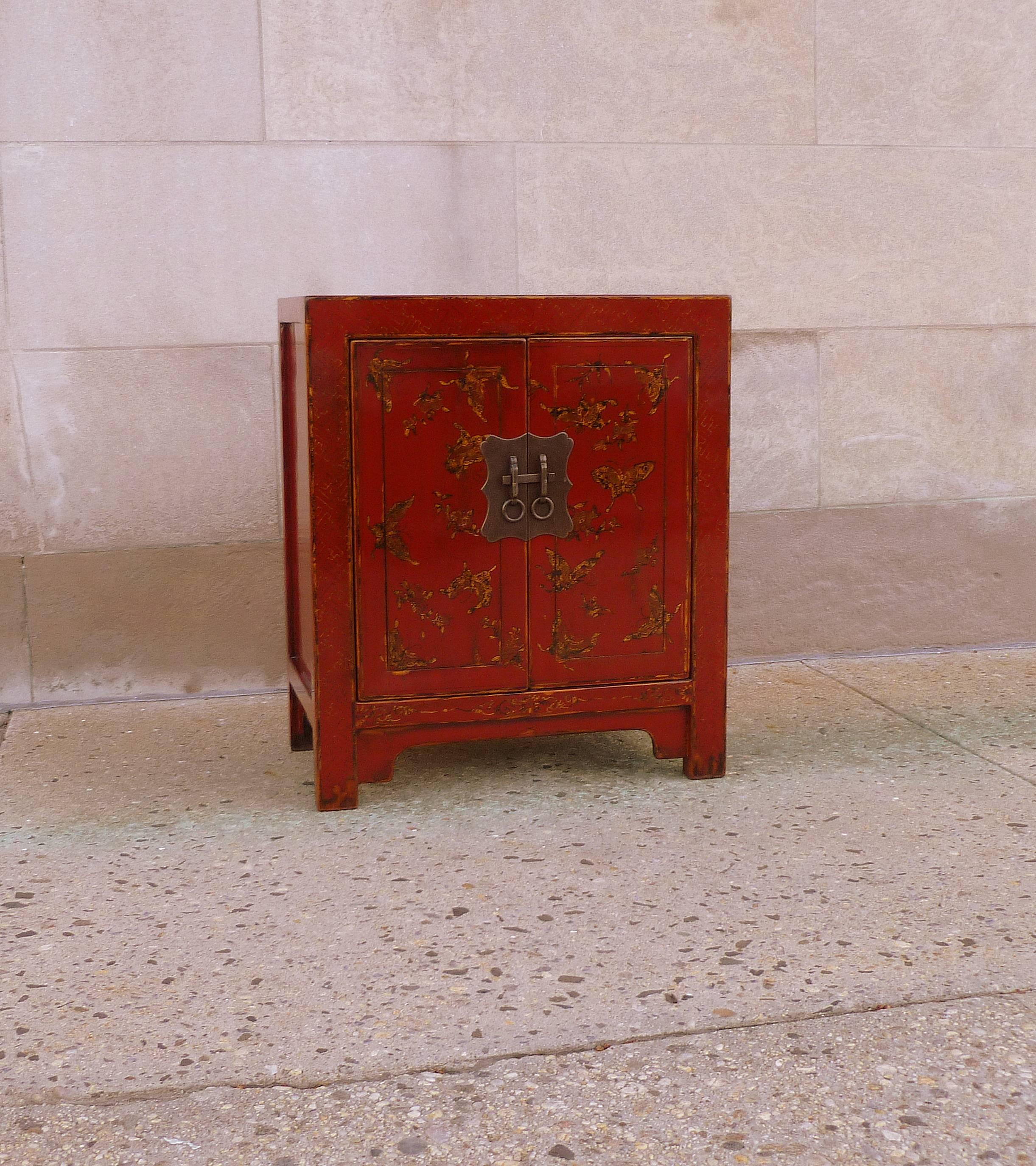 Fine Red Lacquer Chest with Gilt Motif Design In Excellent Condition In Greenwich, CT