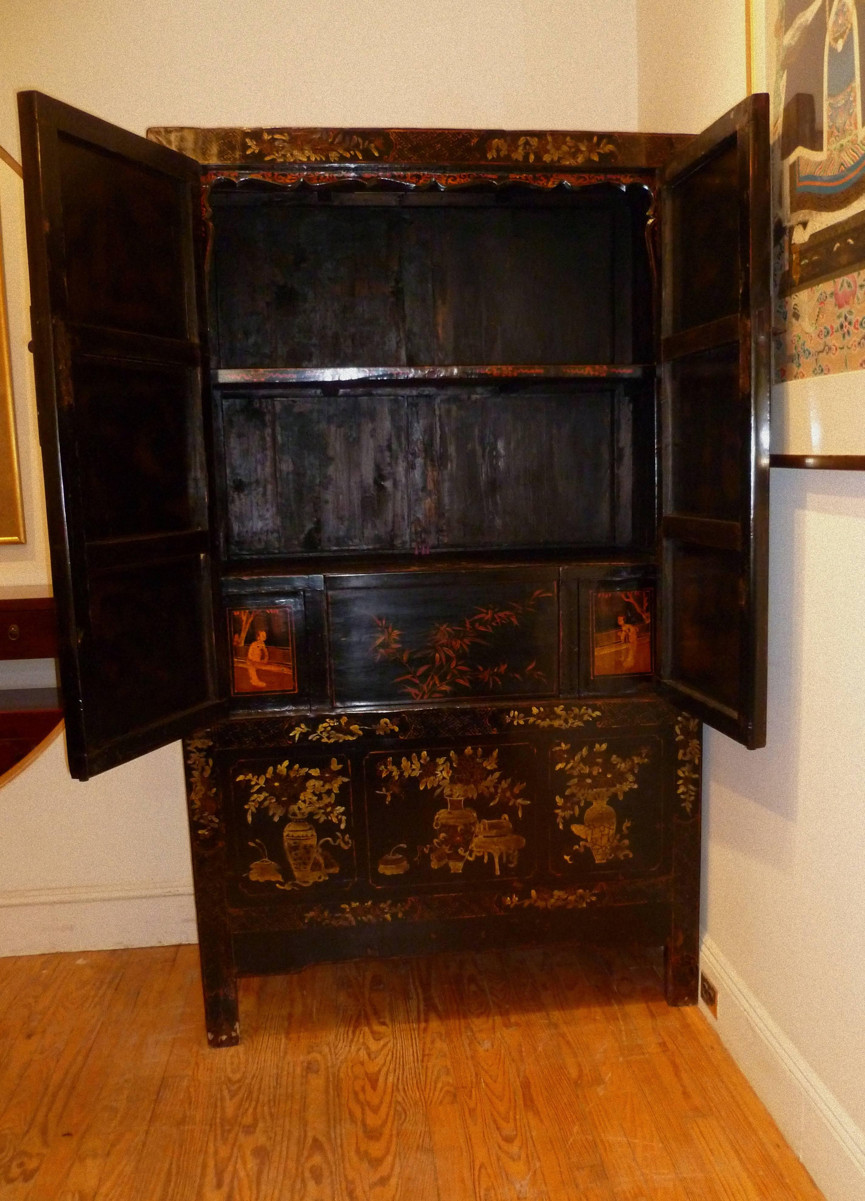 Black Lacquer Armoire with Gilt Motif 1