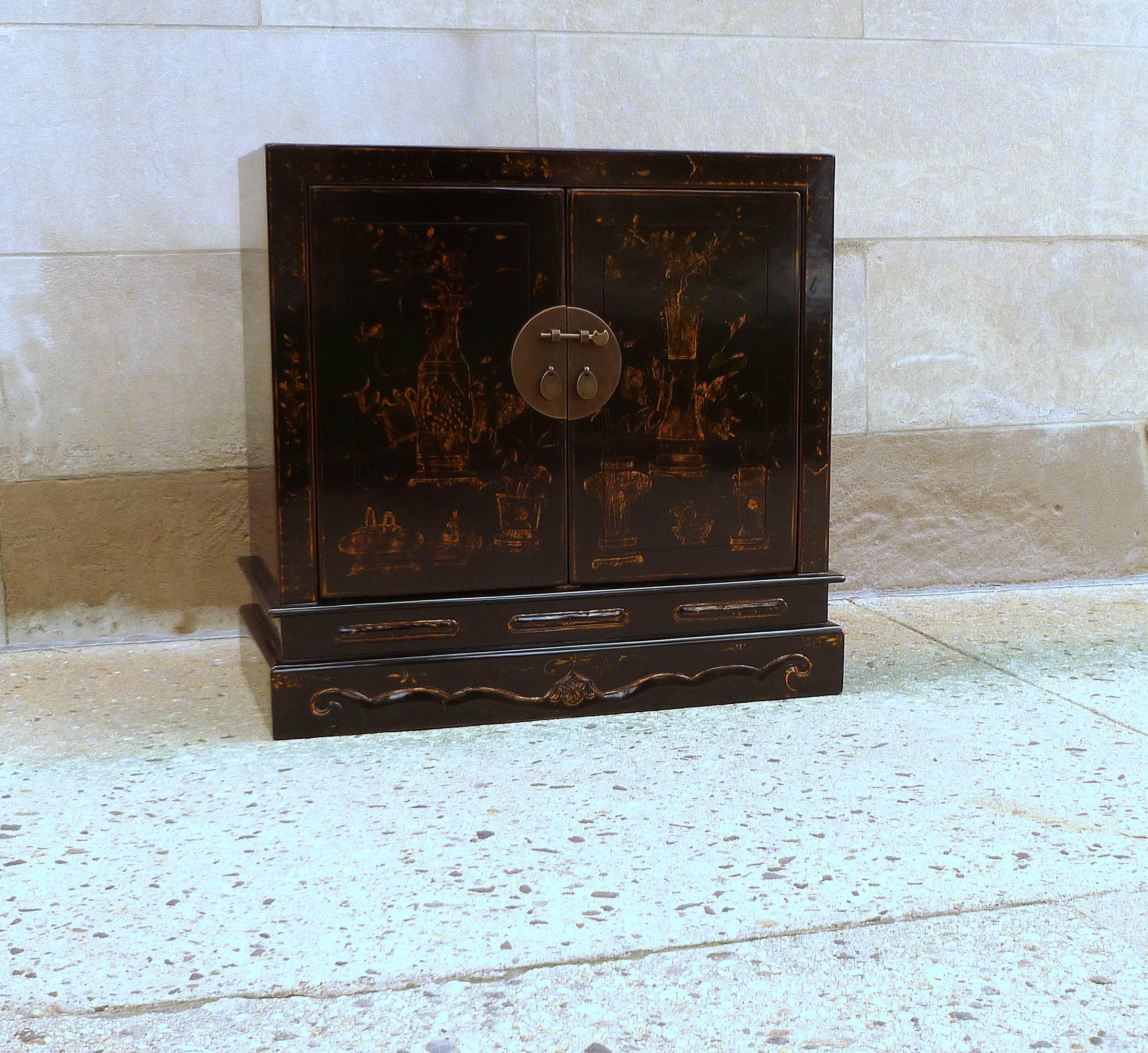 Fine Black Lacquer Chest with Gilt Motif In Good Condition In Greenwich, CT
