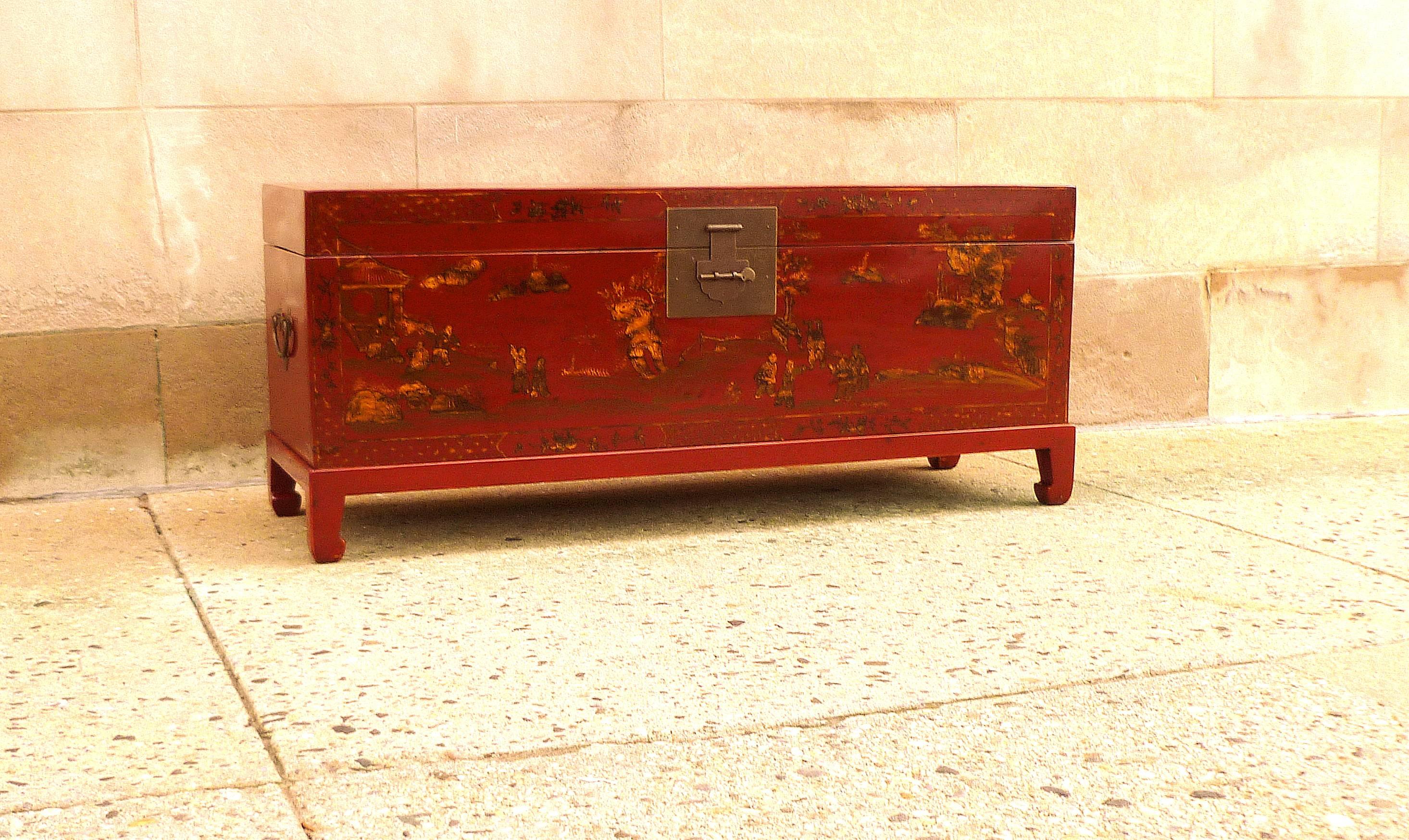 Fine Red Lacquer Trunk with Gilt Motif In Excellent Condition In Greenwich, CT