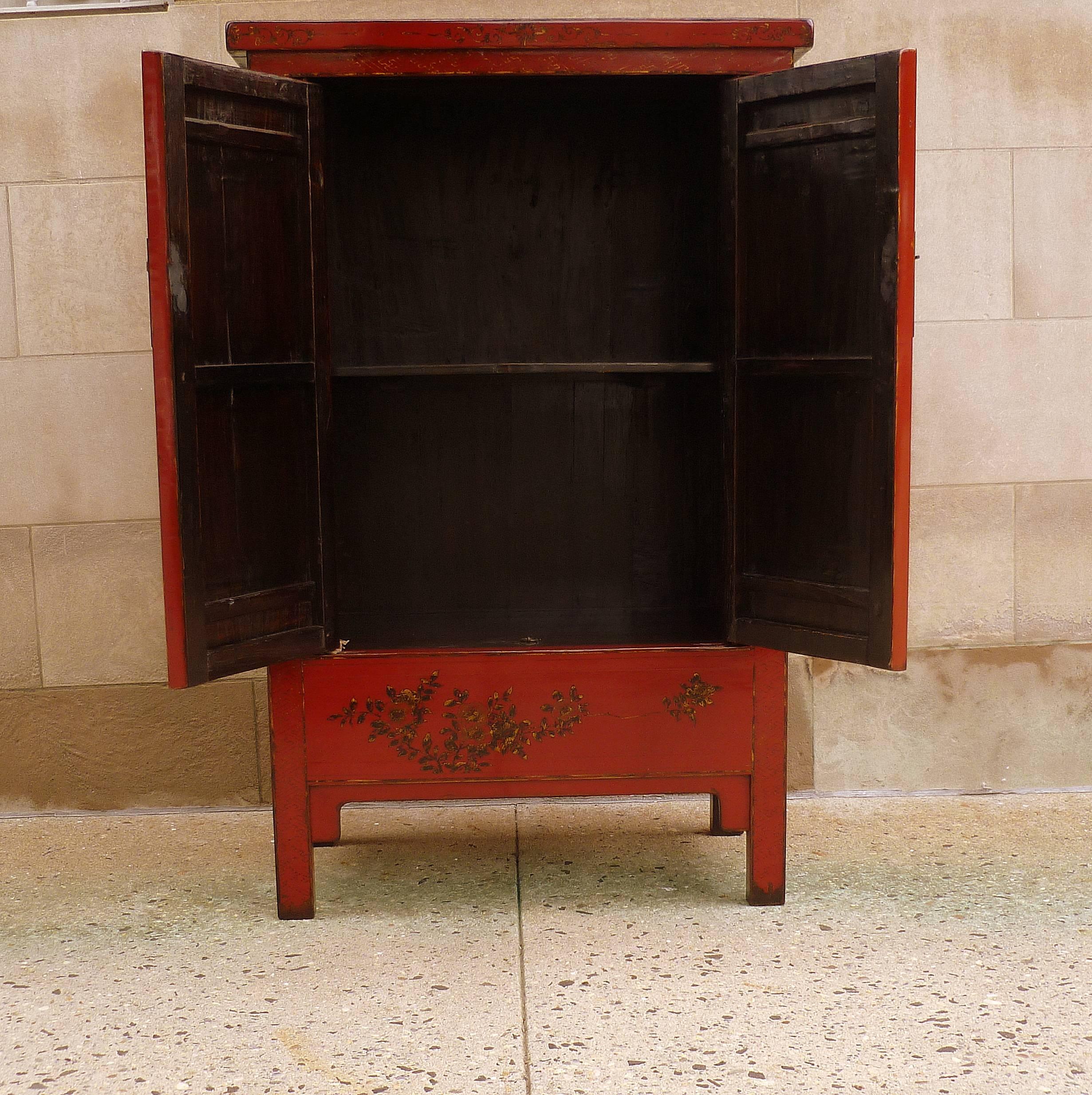 Fine Red Lacquer Armoire with Gilt Motif In Excellent Condition In Greenwich, CT