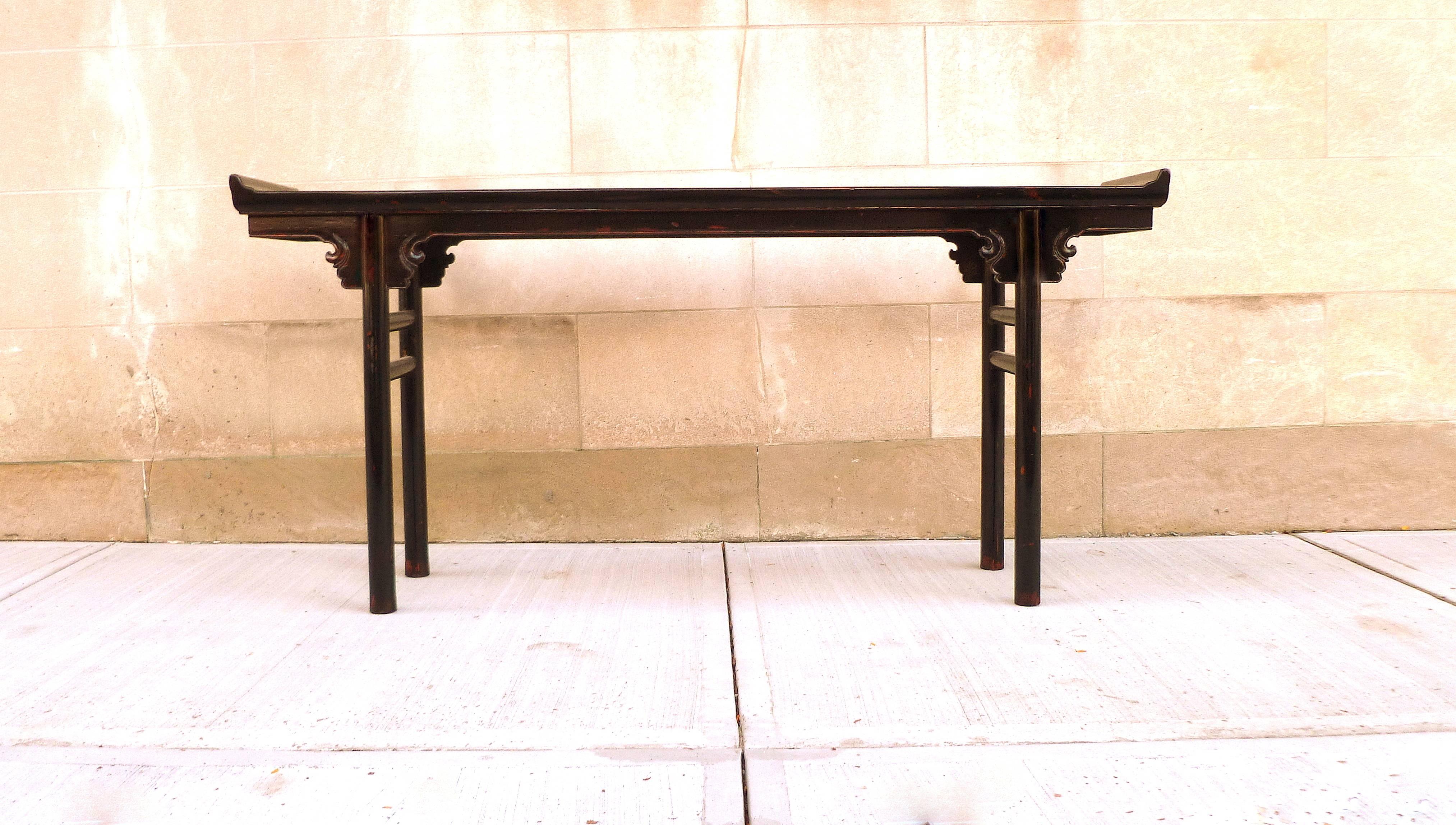 Black lacquer console table / altar table with everted flanges, elegant detail and lines.