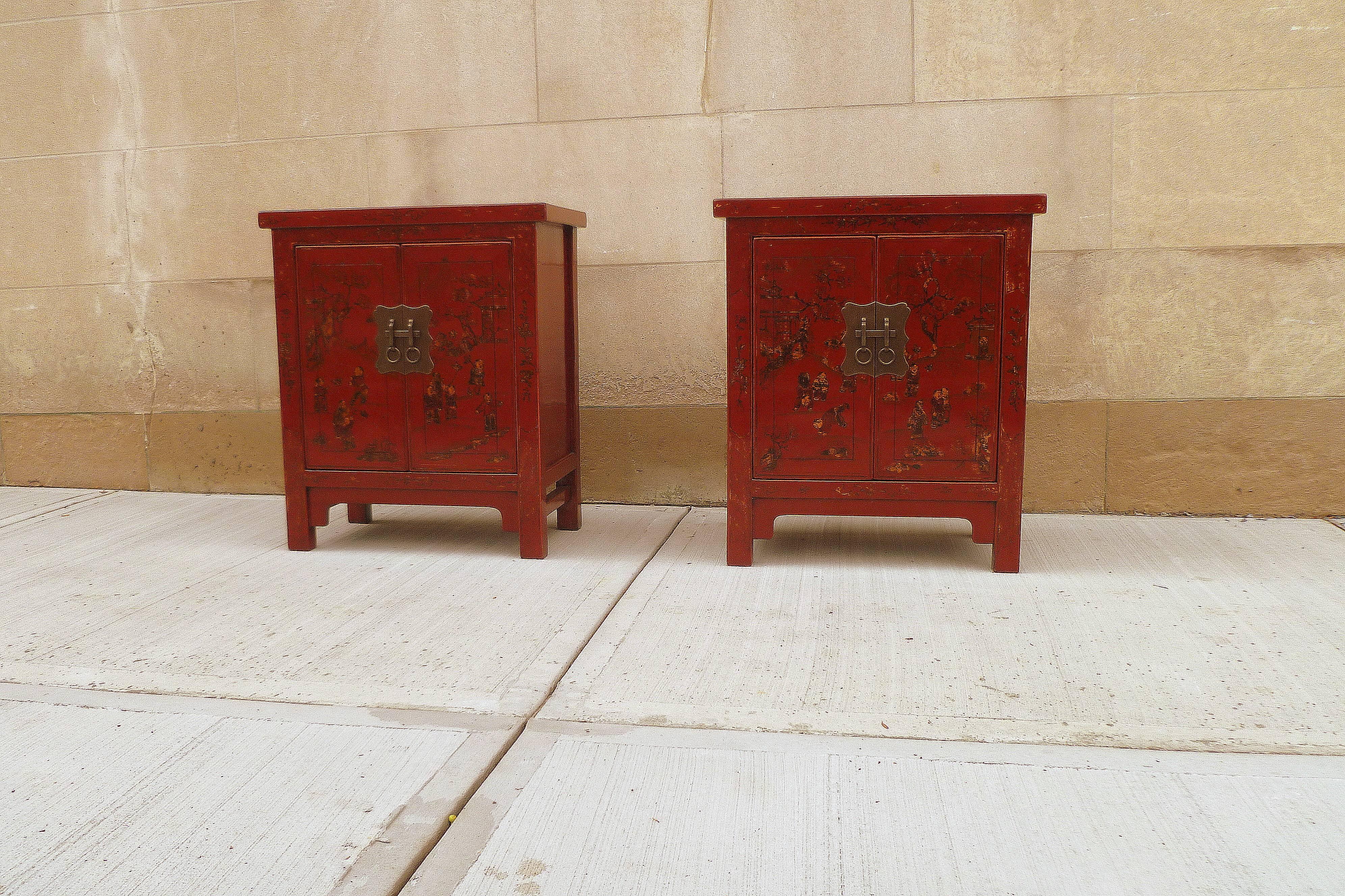 Paar Kommoden aus feinem rotem Lack mit vergoldetem Motiv (Chinoiserie)