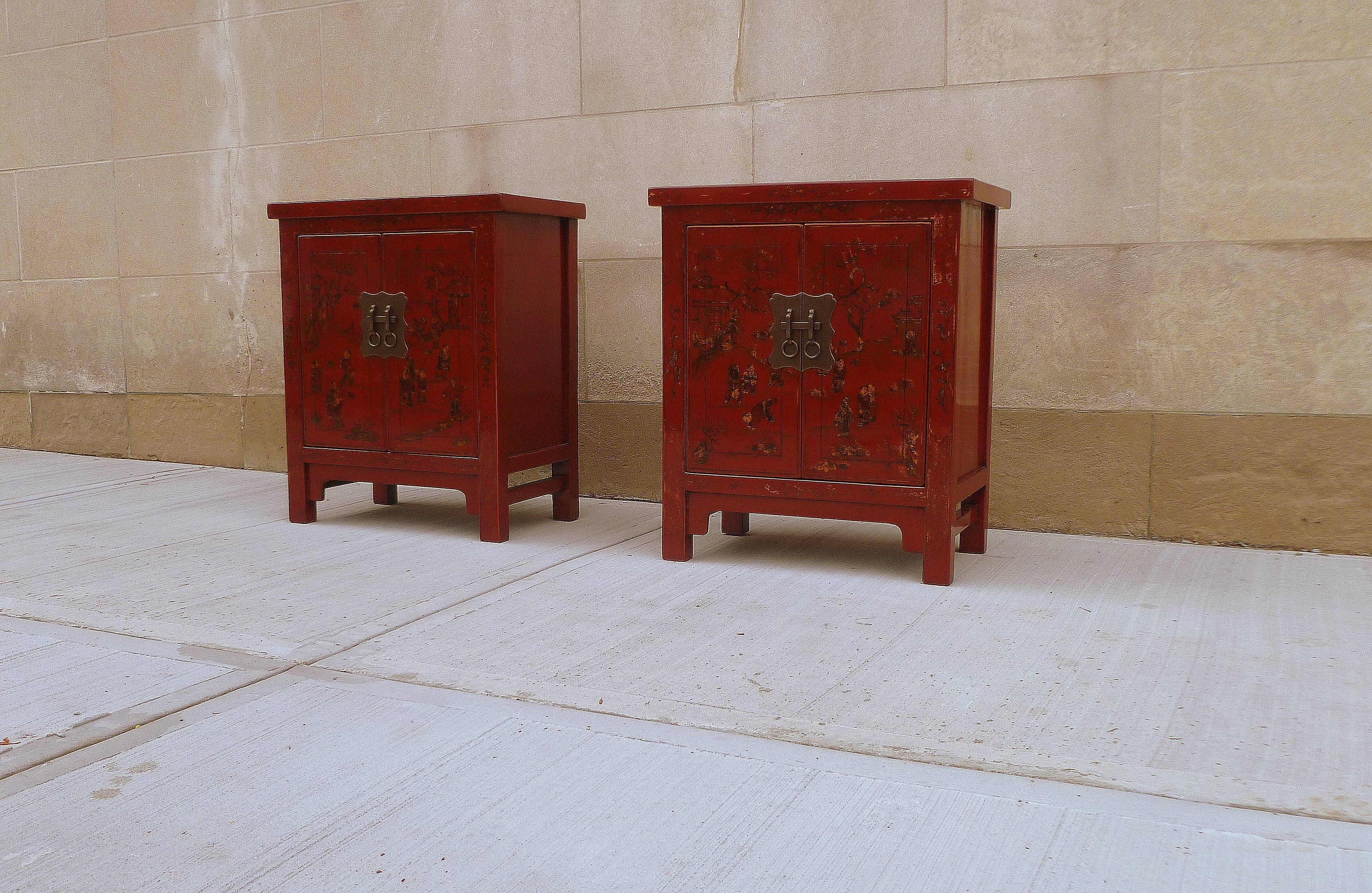 Paar Kommoden aus feinem rotem Lack mit vergoldetem Motiv (Chinesisch)