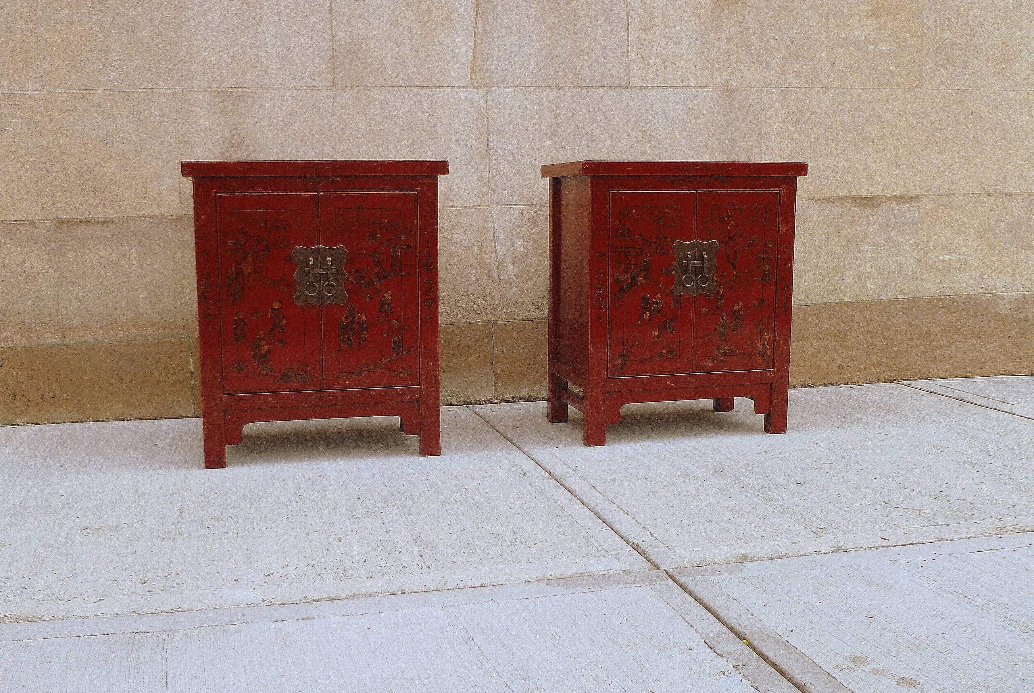 Paar Kommoden aus feinem rotem Lack mit vergoldetem Motiv (Poliert)