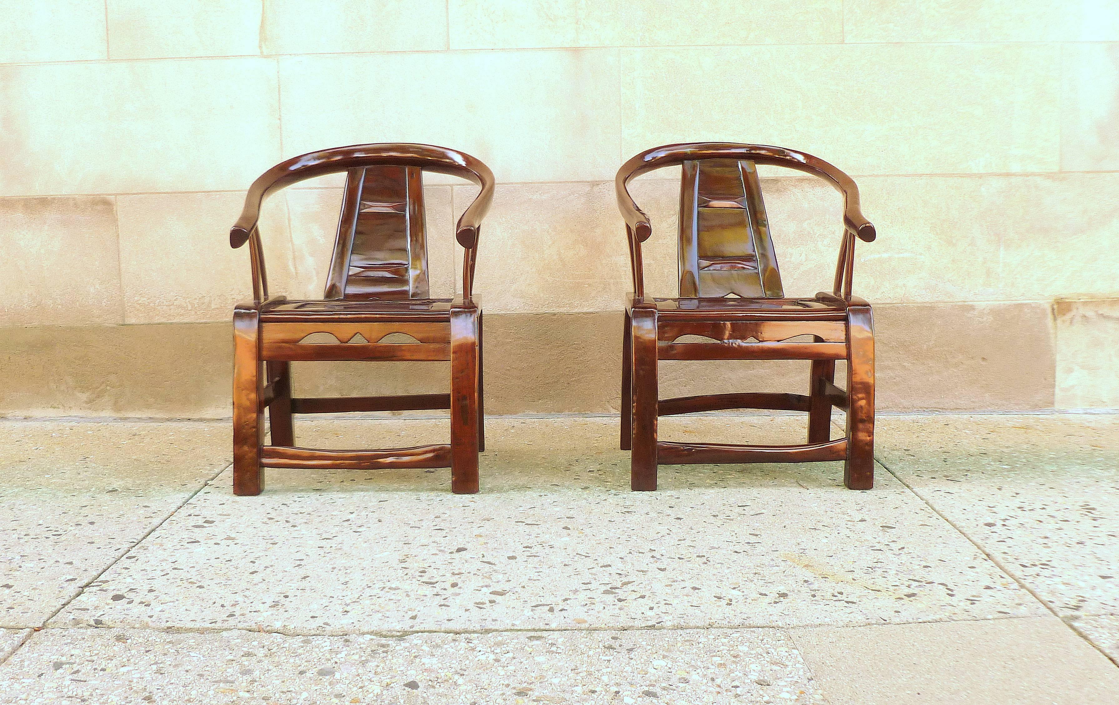 Coppia di poltroncine per bambini in legno di olmo con intagli a rilievo, dalla forma semplice e bella.  Produciamo mobili di alta qualità con finiture eleganti e siamo apparsi più volte in 
