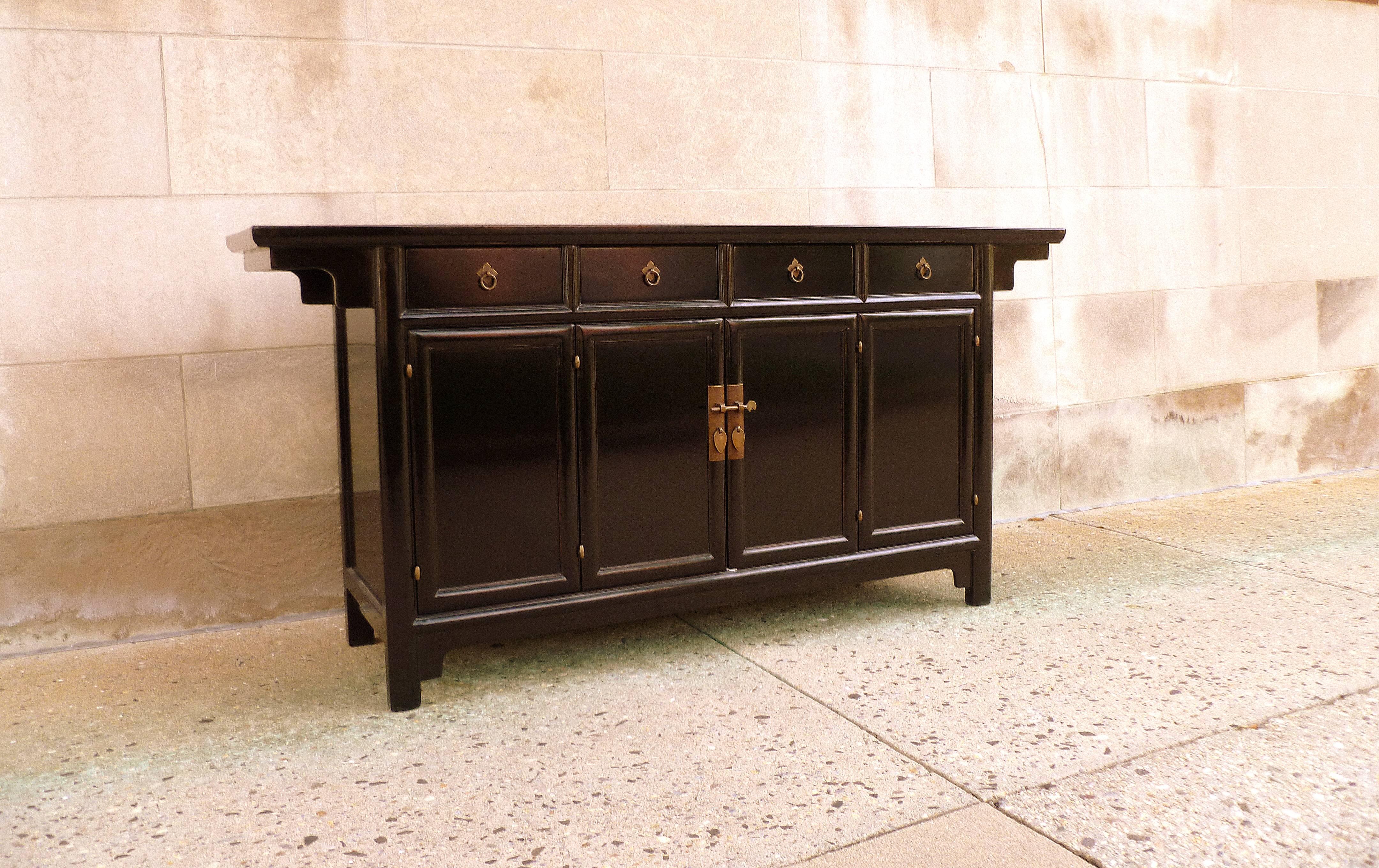 Refined Black Lacquer Sideboard In Excellent Condition In Greenwich, CT