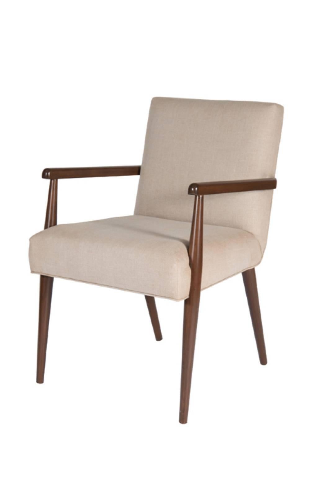 Sheppard Dowel Leg Arm Dining Chair In Excellent Condition For Sale In New York, NY