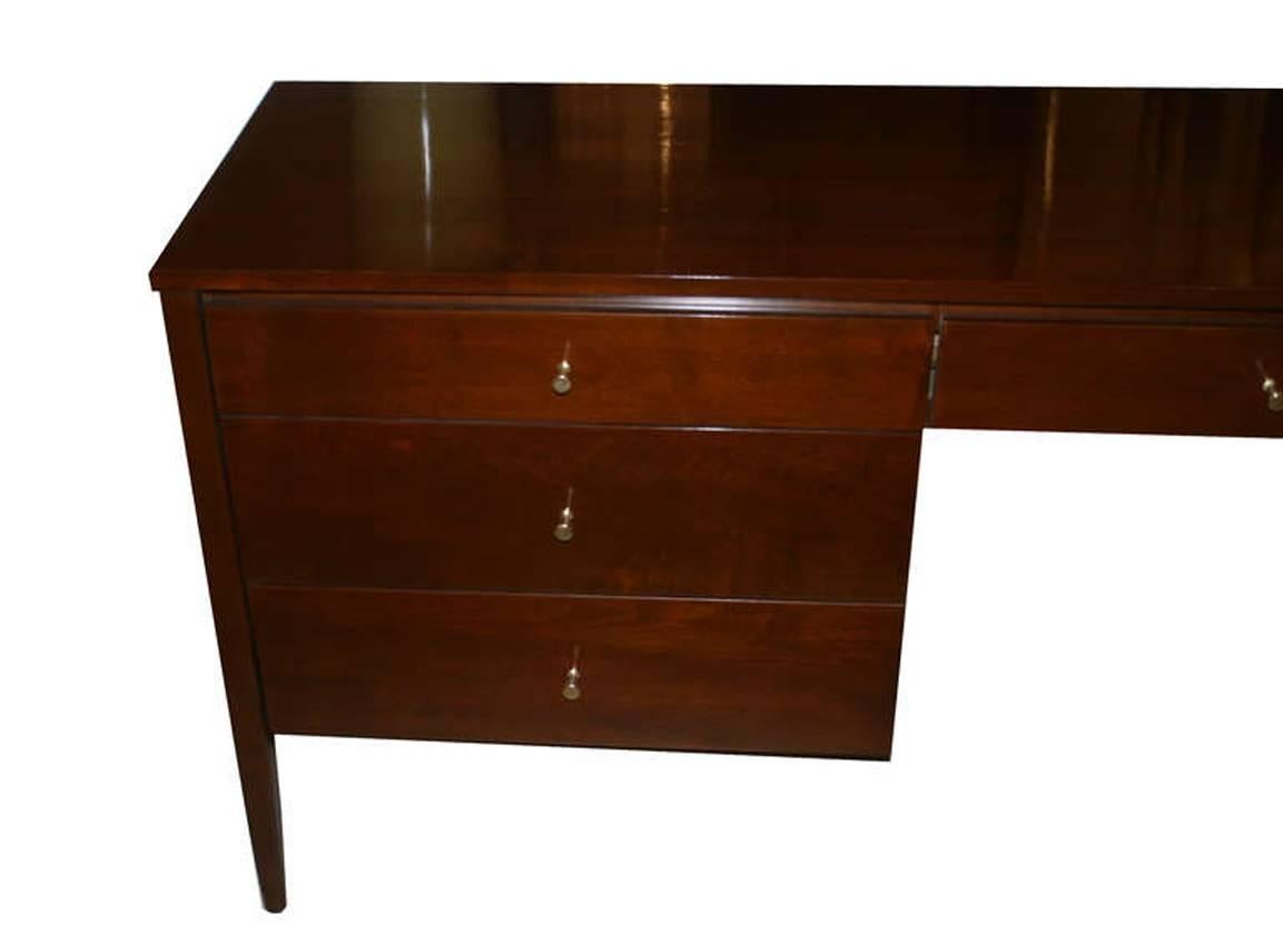 Paul McCobb Four-Drawer Walnut Planner Group Desk In Excellent Condition In New York, NY