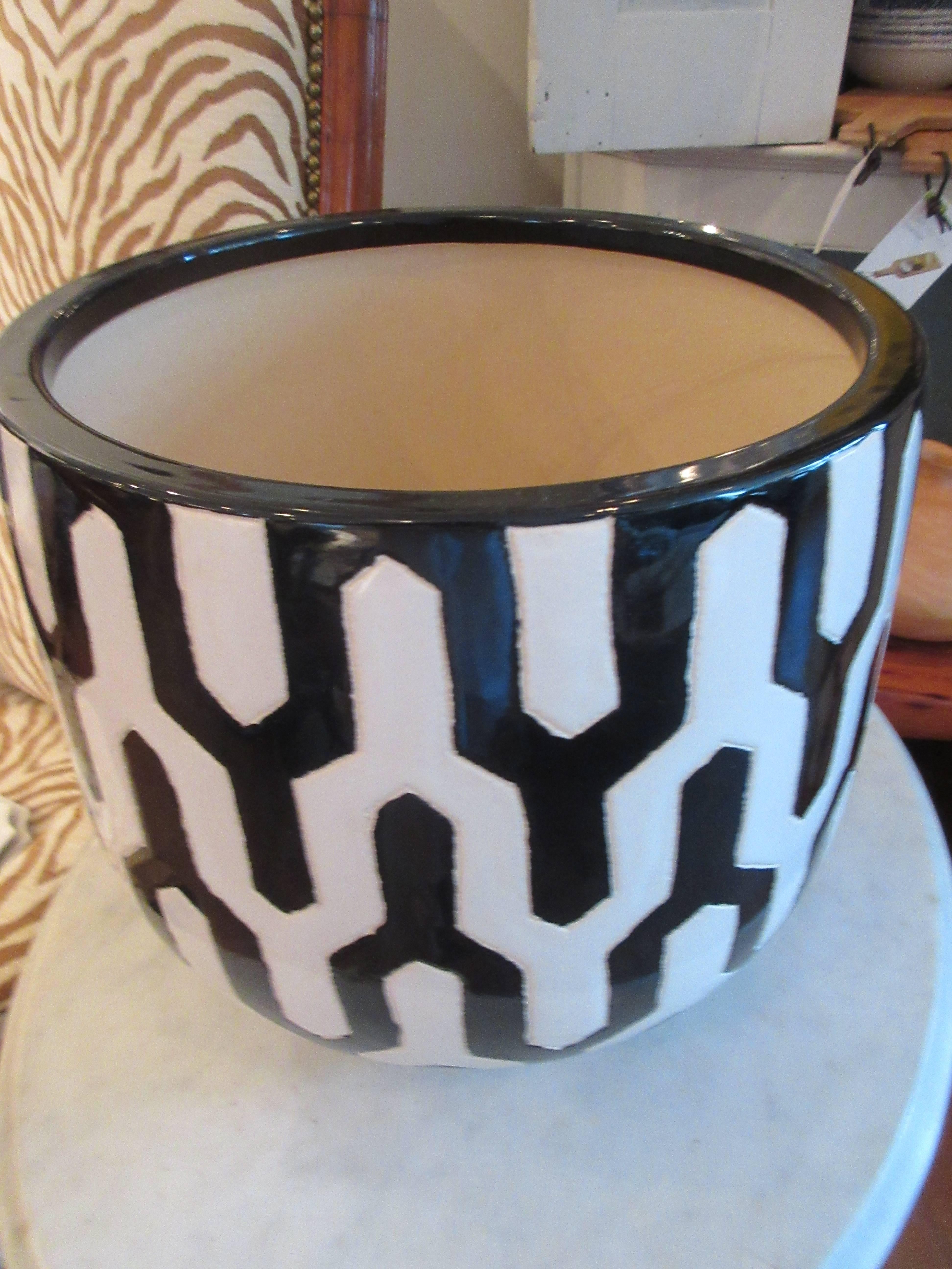 A dramatic Mid-Century handcrafted planter or bowl.
Black and white relief and hand-painted.