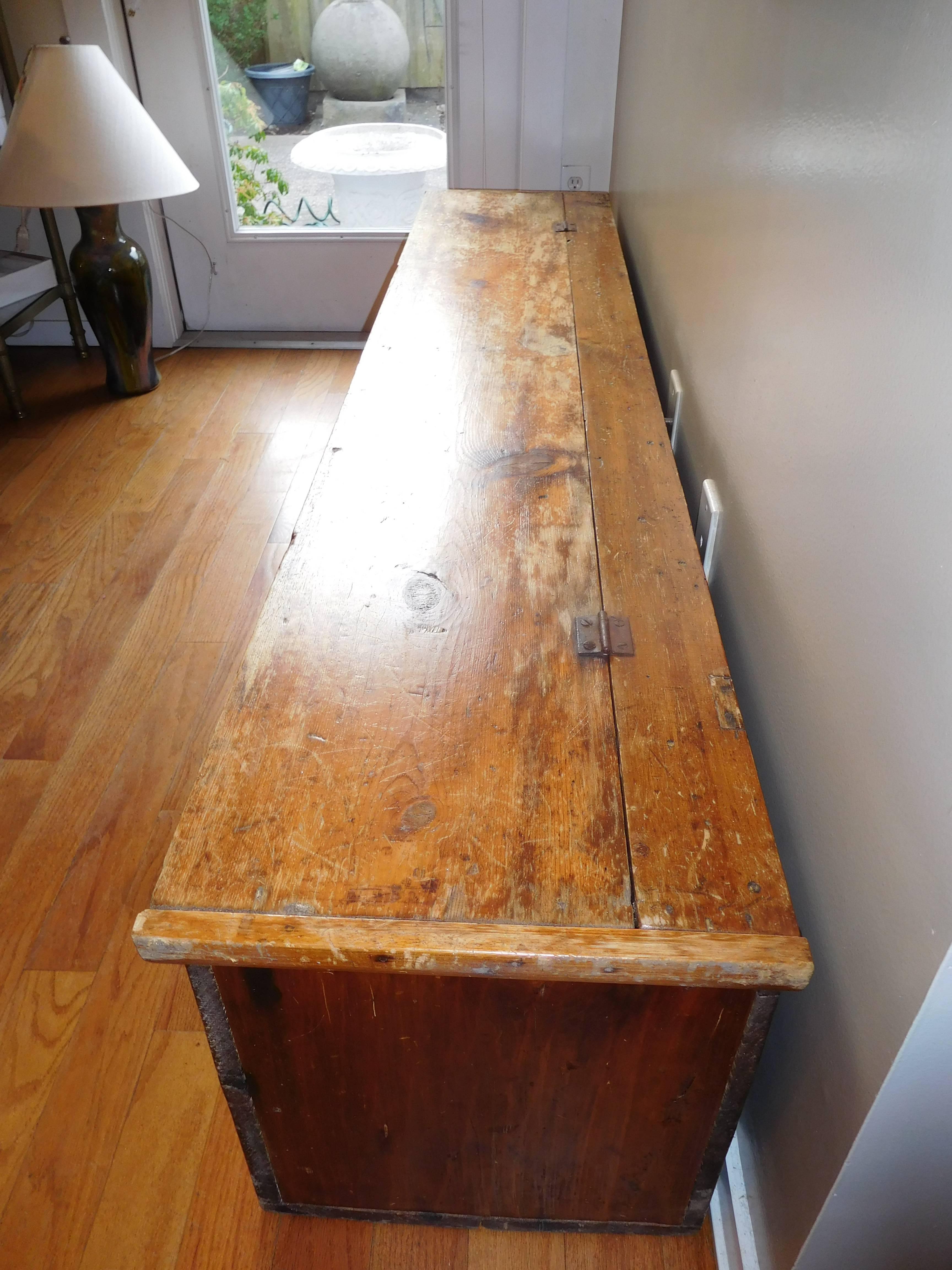 Primitive Late 19th Century American Pine Storage Bench In Good Condition In Bellport, NY