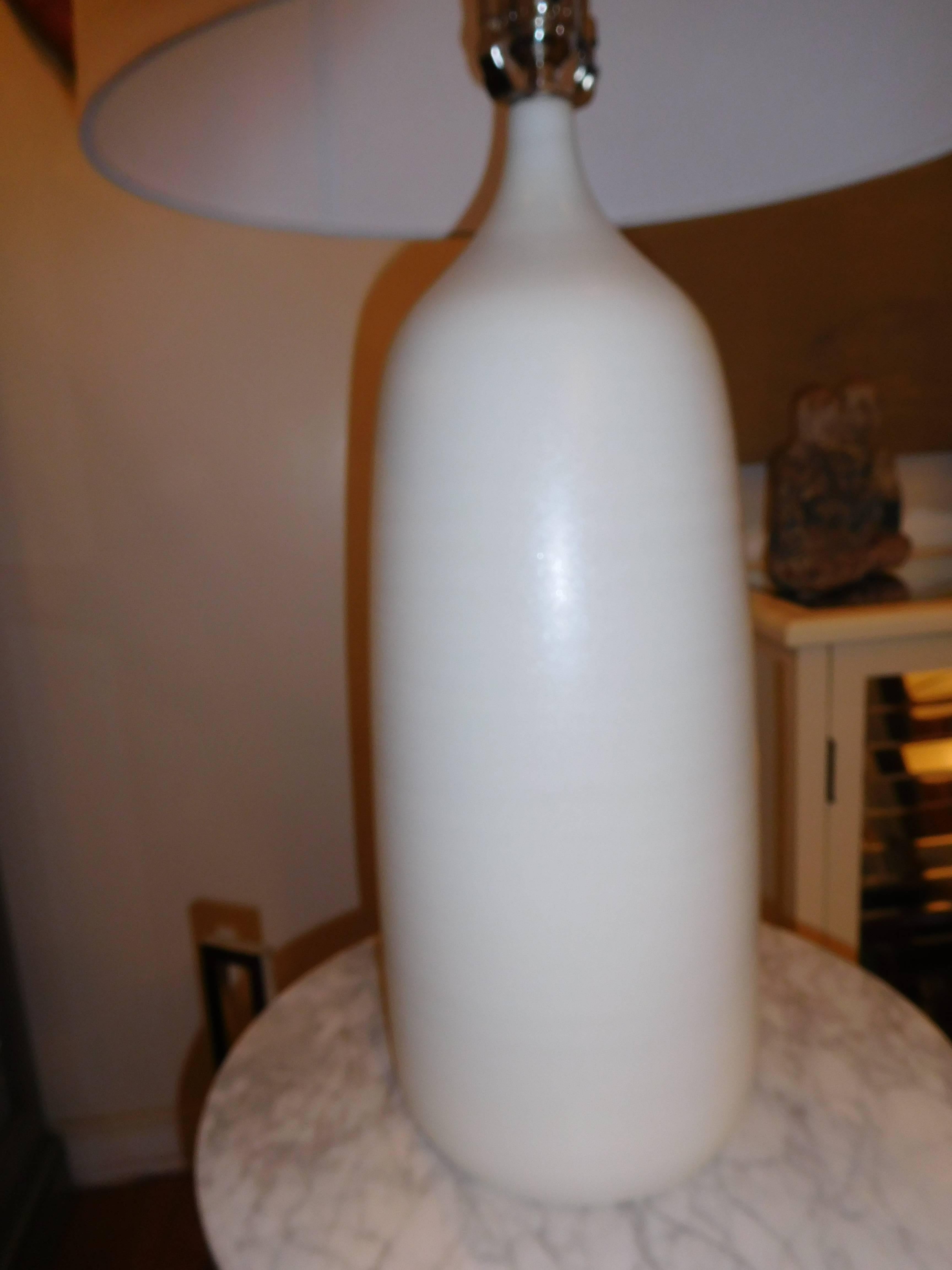 Große weiße Studio-Keramik-Lampe (Moderne der Mitte des Jahrhunderts) im Angebot