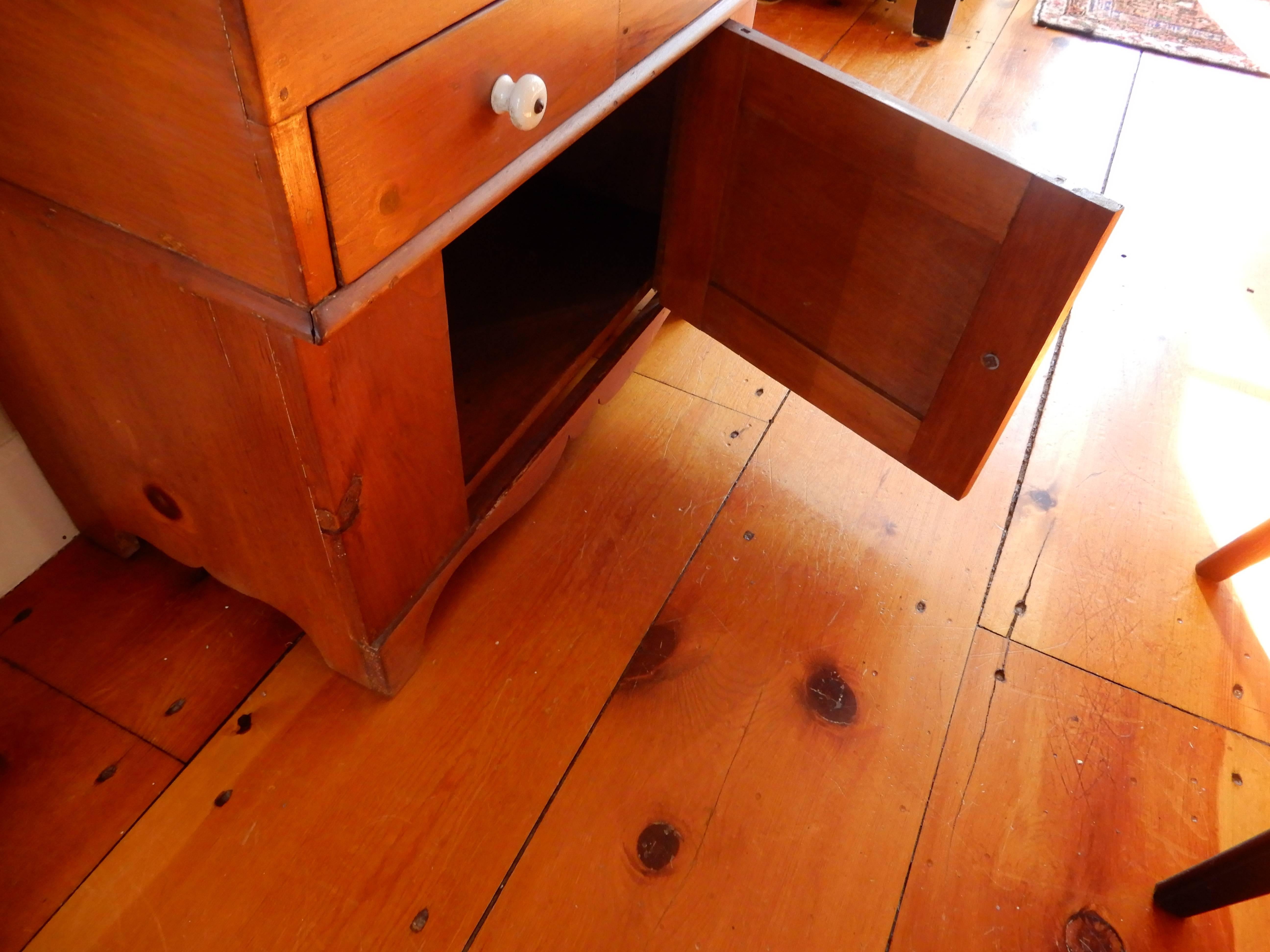 Americana New England Pine Dry Sink/Cabinet In Good Condition In Bellport, NY