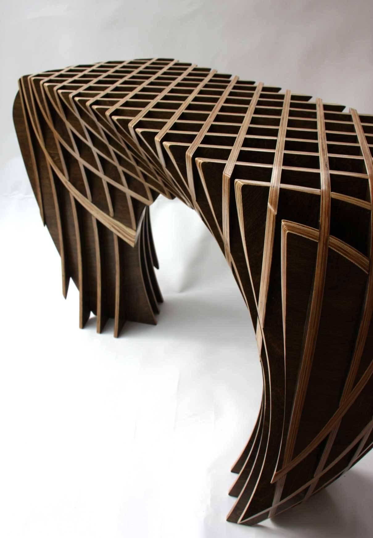 Table console,The Quarry Collection.

Ryan Darte n'est pas un designer ordinaire et pour le citer avec ses propres mots.

Nous avons découvert que l'inspiration vient où et comme elle veut, notre travail au Studio Bones est de la capturer rapidement