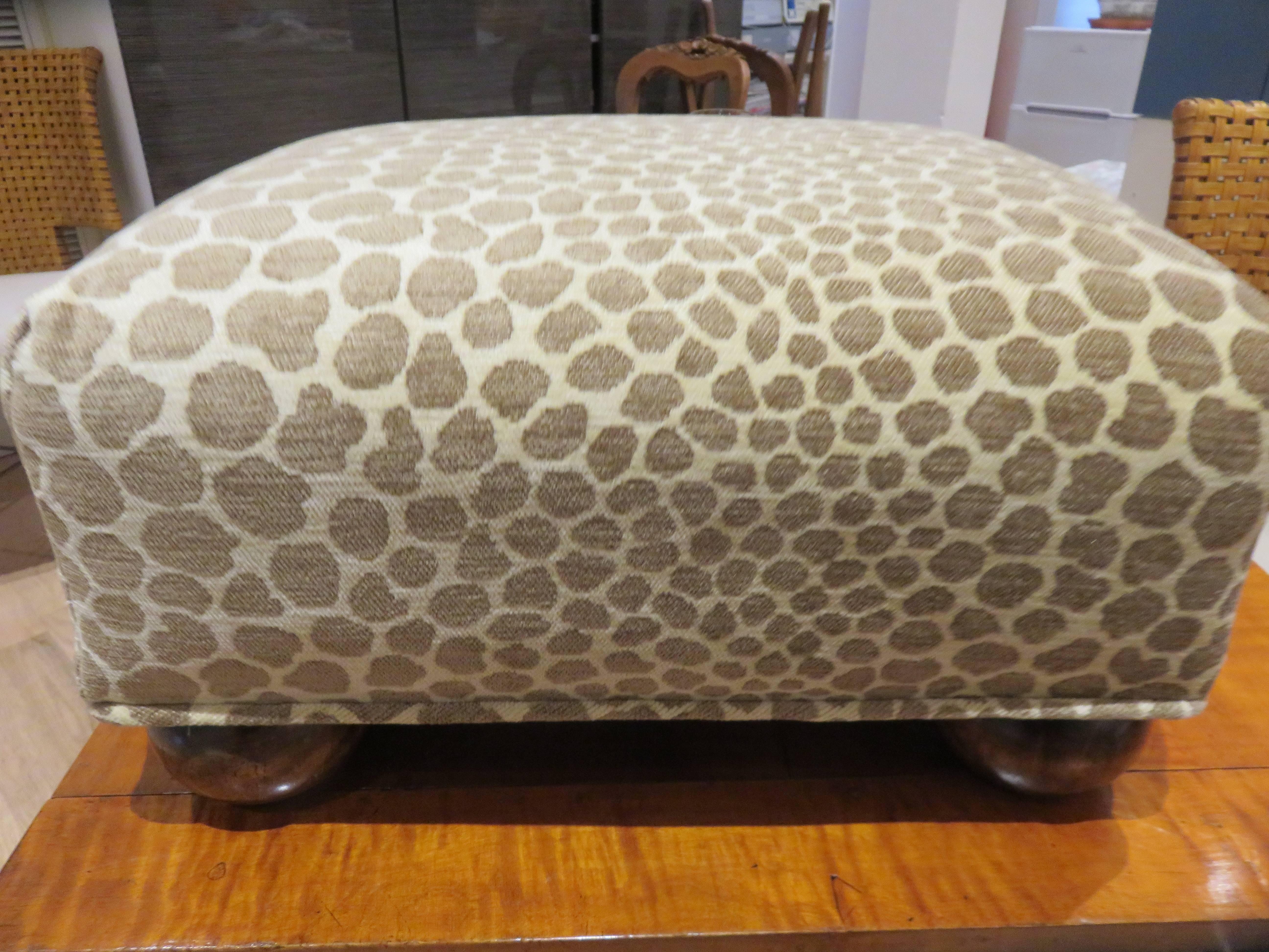 Antique  English Foot Stool, 1890s In Excellent Condition In Bellport, NY