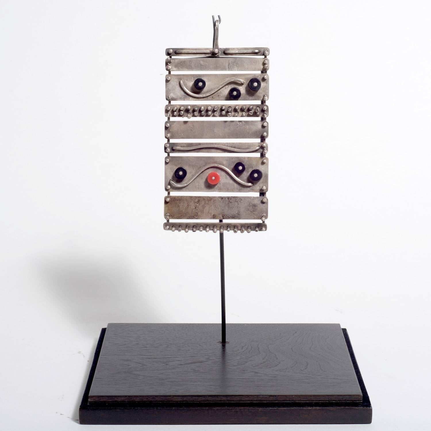 Bertoia smise di produrre gioielli alla fine degli anni '40, tranne in rare occasioni in cui barattava un pezzo in cambio di materiali dal suo fornitore di metalli. Questo pezzo è rimasto nella famiglia del destinatario fino a quando è stato
