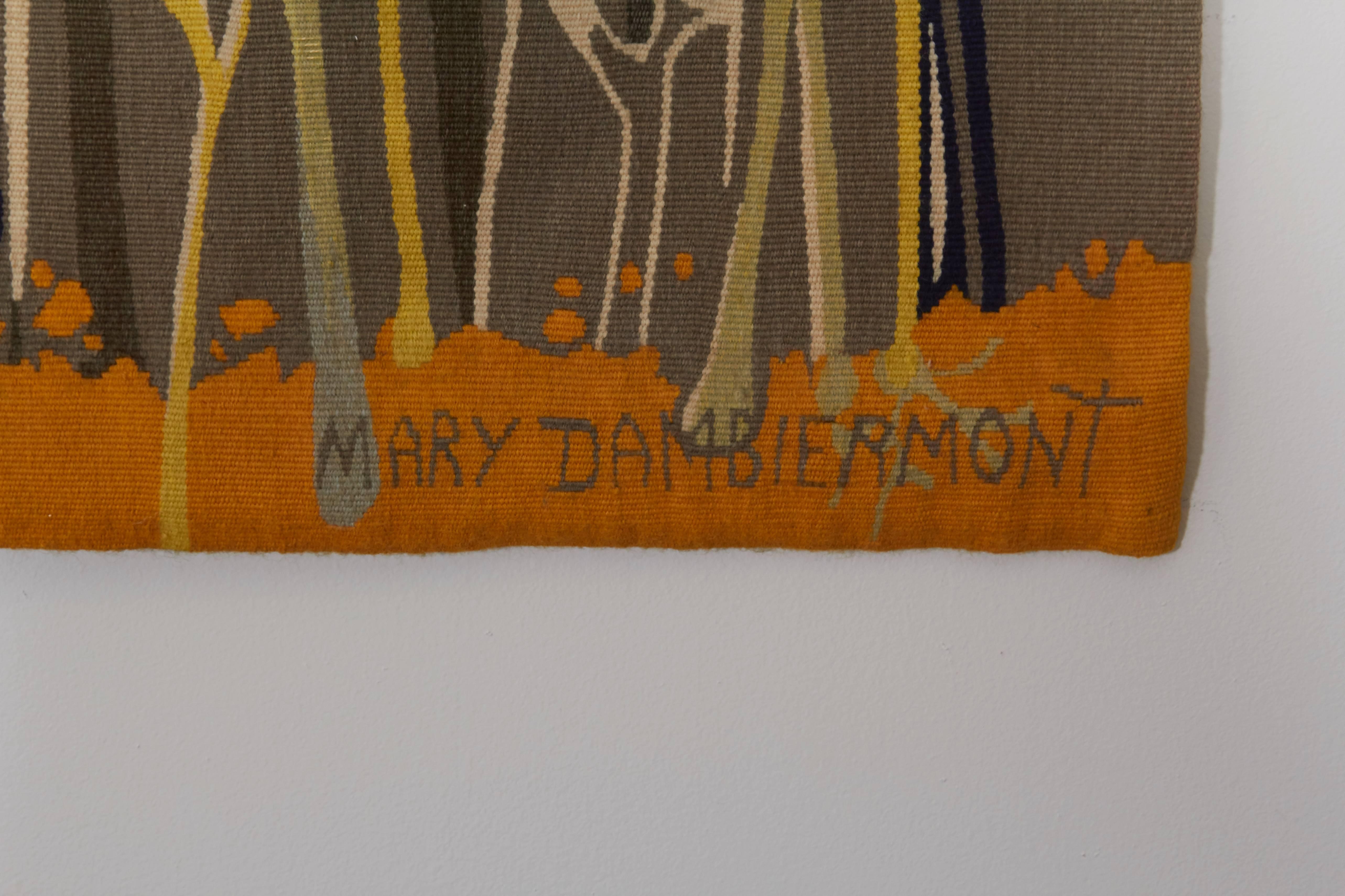 Une belle et grande tapisserie tissée dans des laines colorées et signée dans le tissage Mary Dambiermont.
