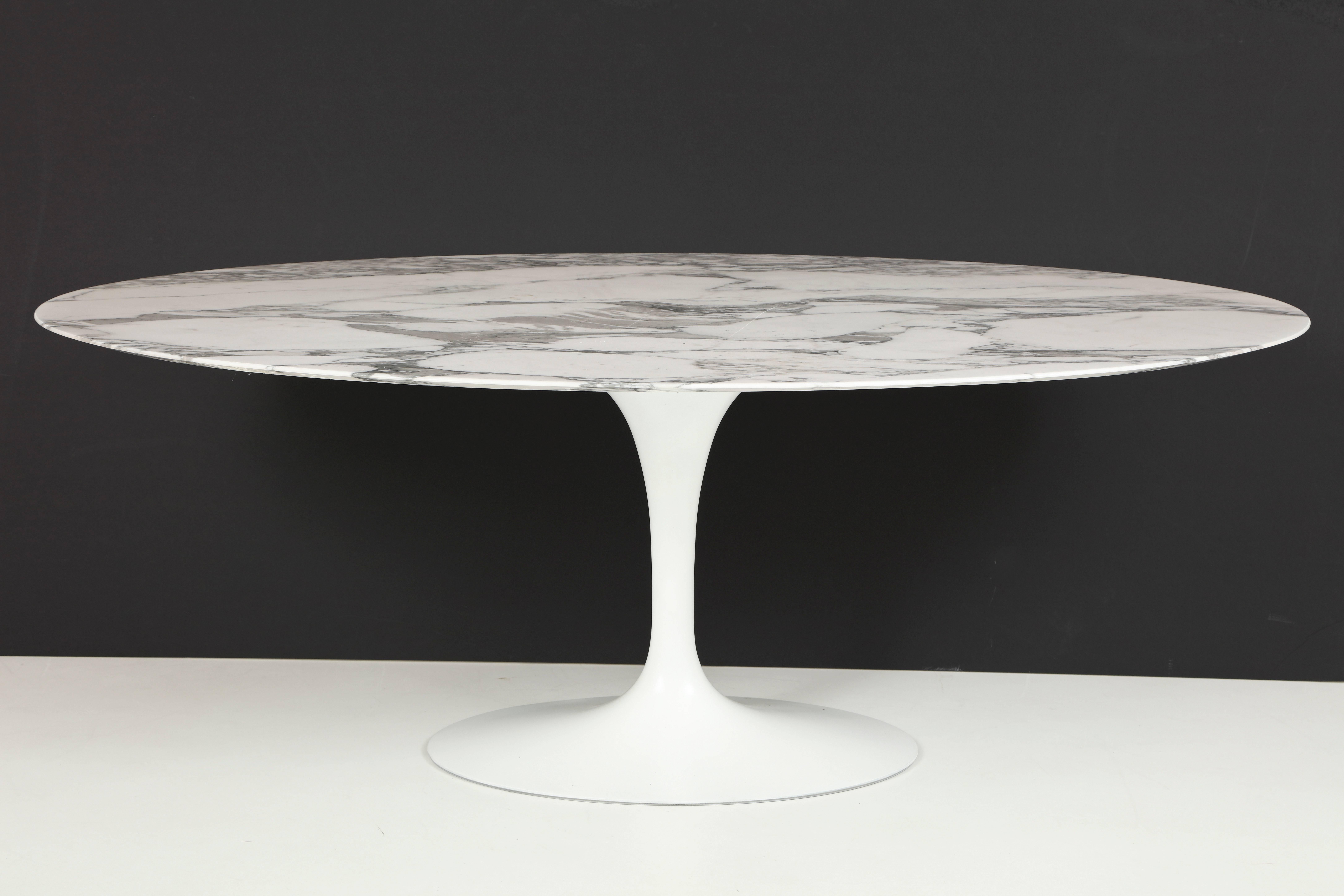 Large and stunning tulip table by Saarinen. Beautifully variegated white oval top with striations in varying shades of grey.