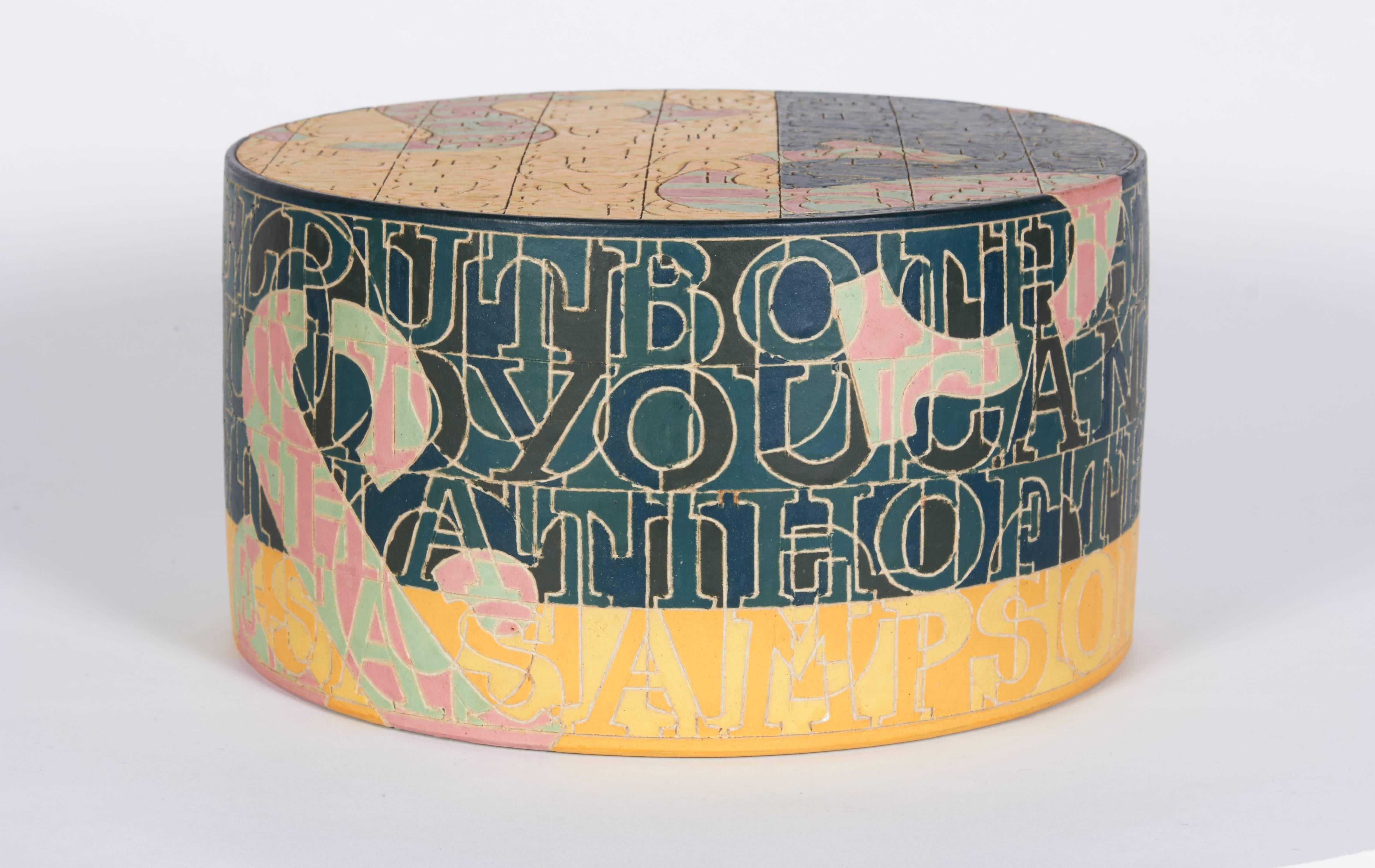 Oggetto scultoreo in gres con lettere incise di Bo Kristiansen, Danimarca In condizioni ottime in vendita a New York, NY