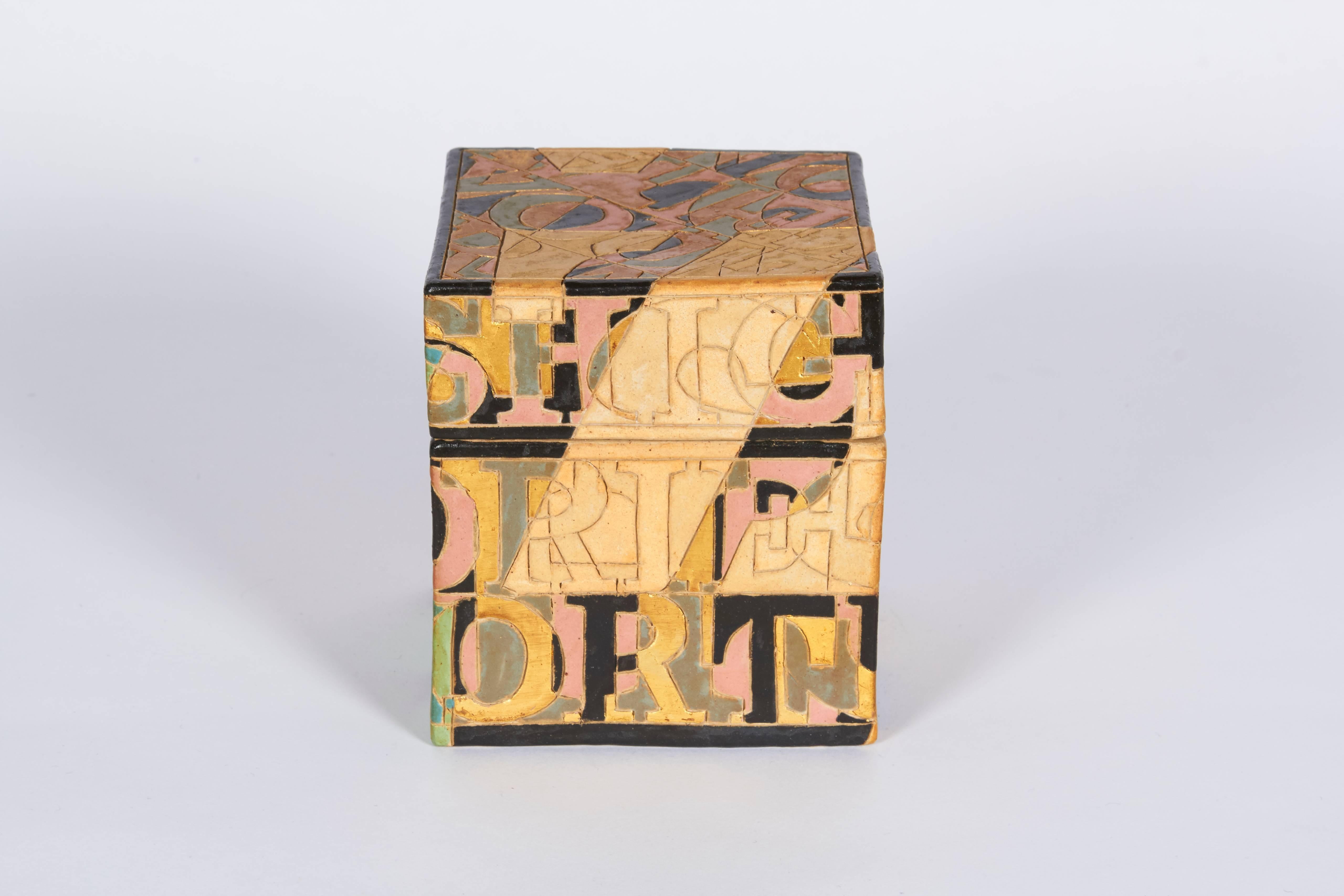 Skulpturales Steingutgefäß mit Deckel und eingeschnittenen Buchstaben von Bo Kristiansen, Dänemark (Dänisch) im Angebot