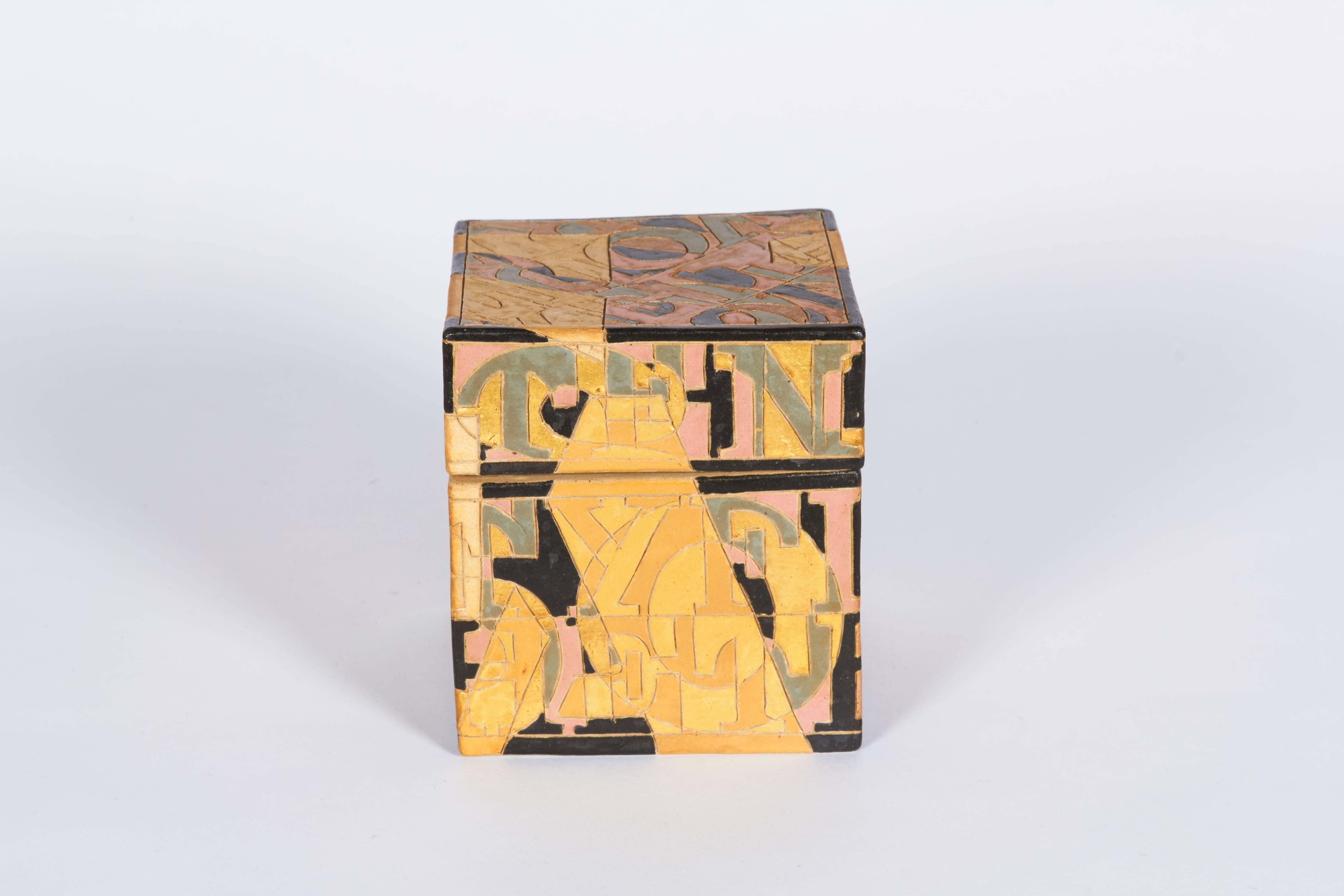 Skulpturales Steingutgefäß mit Deckel und eingeschnittenen Buchstaben von Bo Kristiansen, Dänemark im Zustand „Hervorragend“ im Angebot in New York, NY