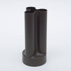 Enzo Mari "Trifoglio" Vase en plastique brun foncé pour Danese:: Italie:: 1969