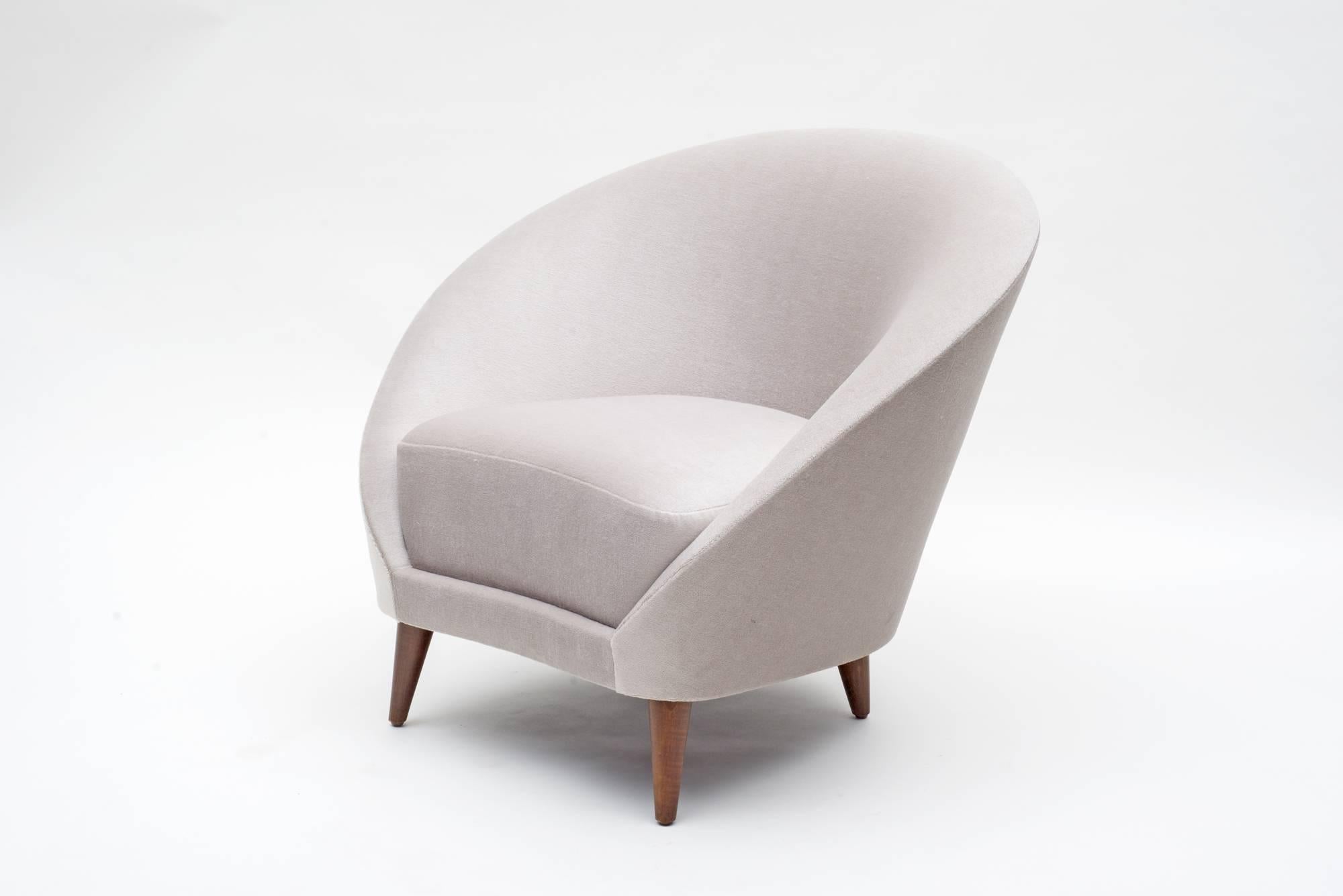 Mid-Century Modern Pair of Mid-Century Italian Style Lounge Chairs