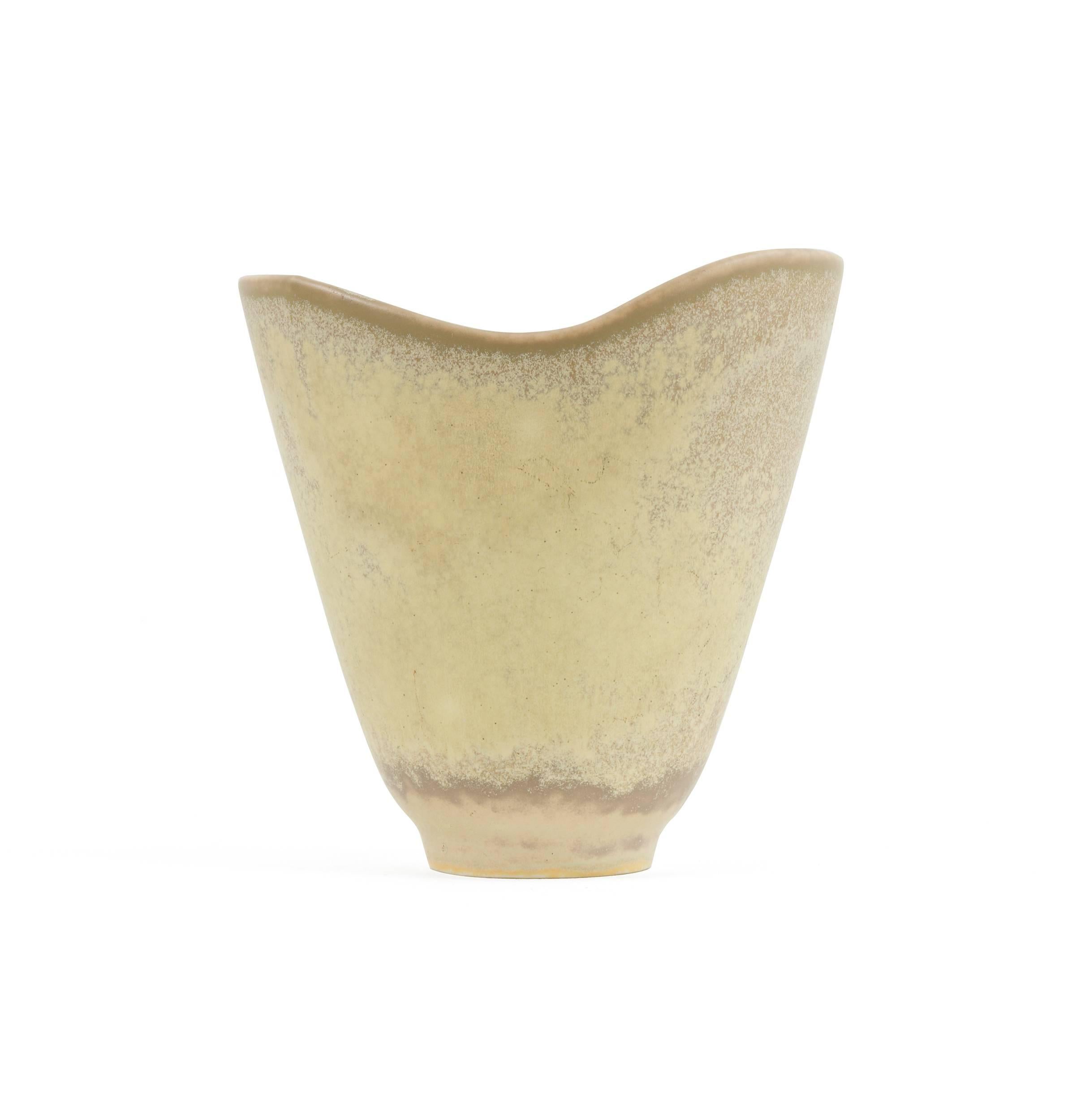 Un joli vase avec une forme et une glaçure merveilleuses.