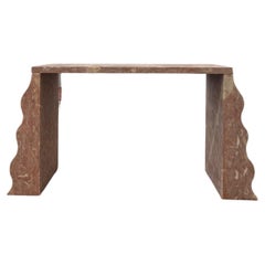 Bureau/console sculptural en pierre massive avec pieds en forme de vague rappelant Sottsass