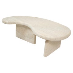 Skulpturaler Couchtisch aus Travertin in organischer Form von My Habitat Design