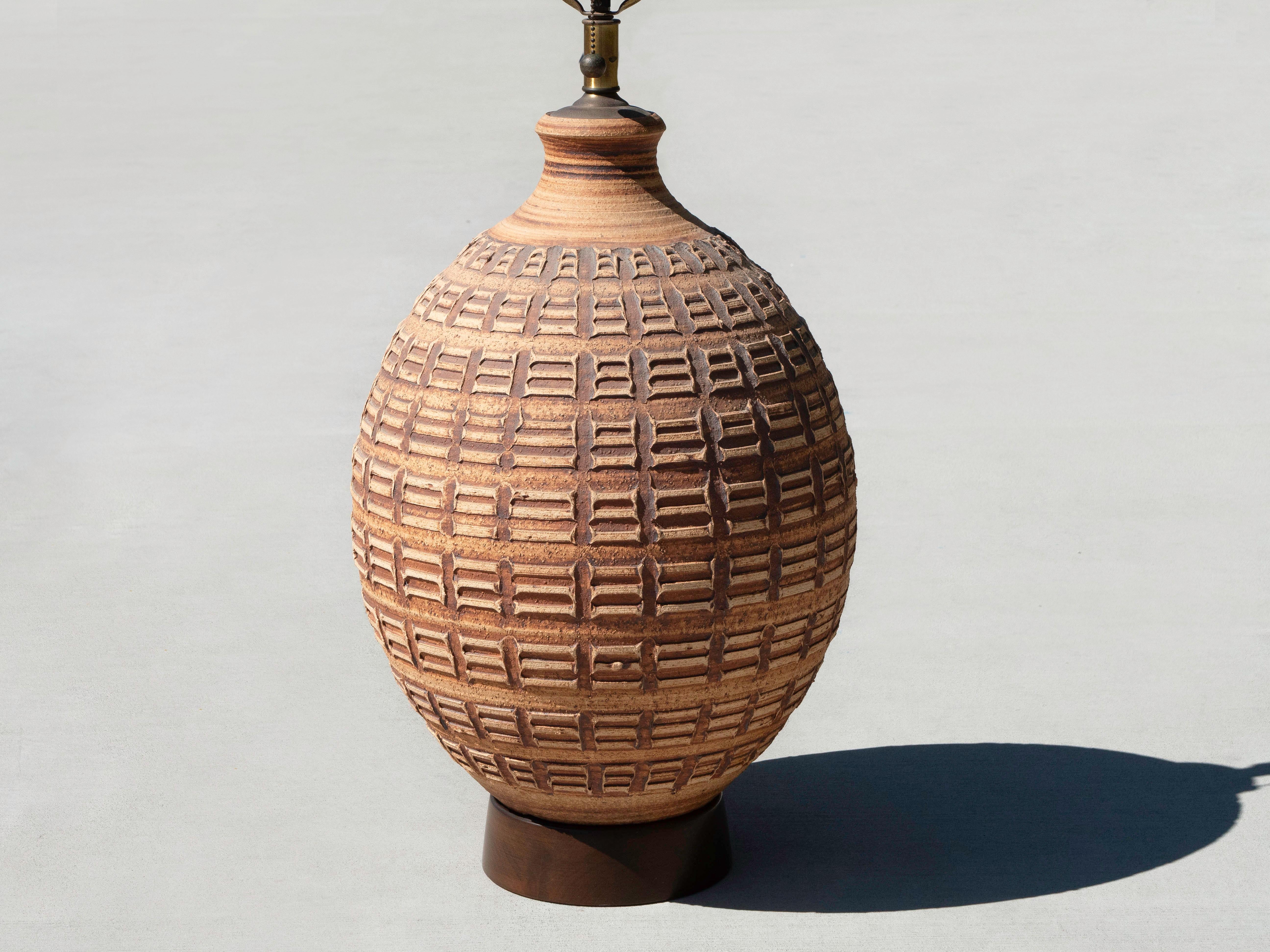 Bob Kinzie Affiliated Craftsmen Large Stoneware Table Lamp, California 1960's In Good Condition For Sale In Los Angeles, CA