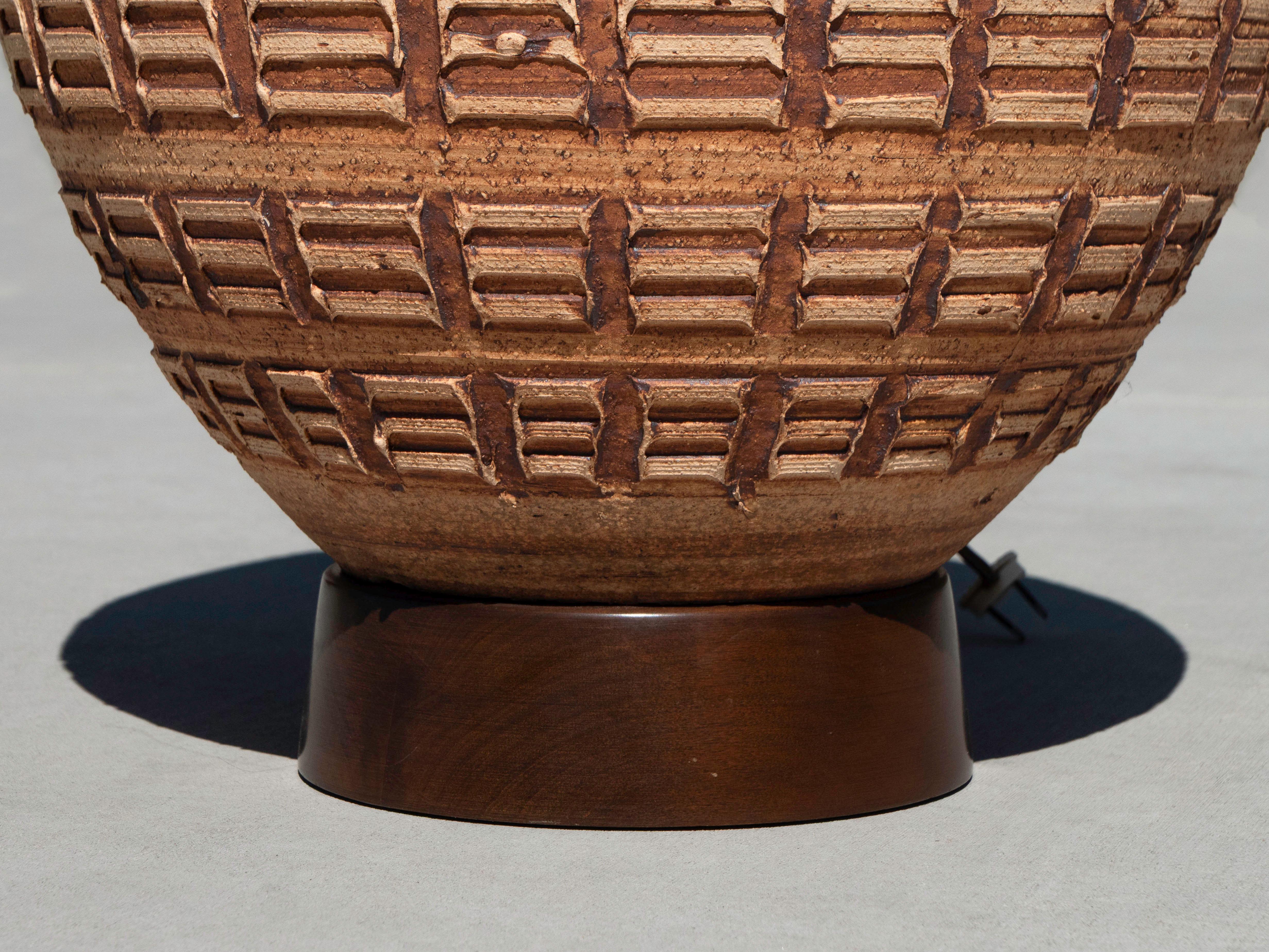 20th Century Bob Kinzie Affiliated Craftsmen Large Stoneware Table Lamp, California 1960's For Sale