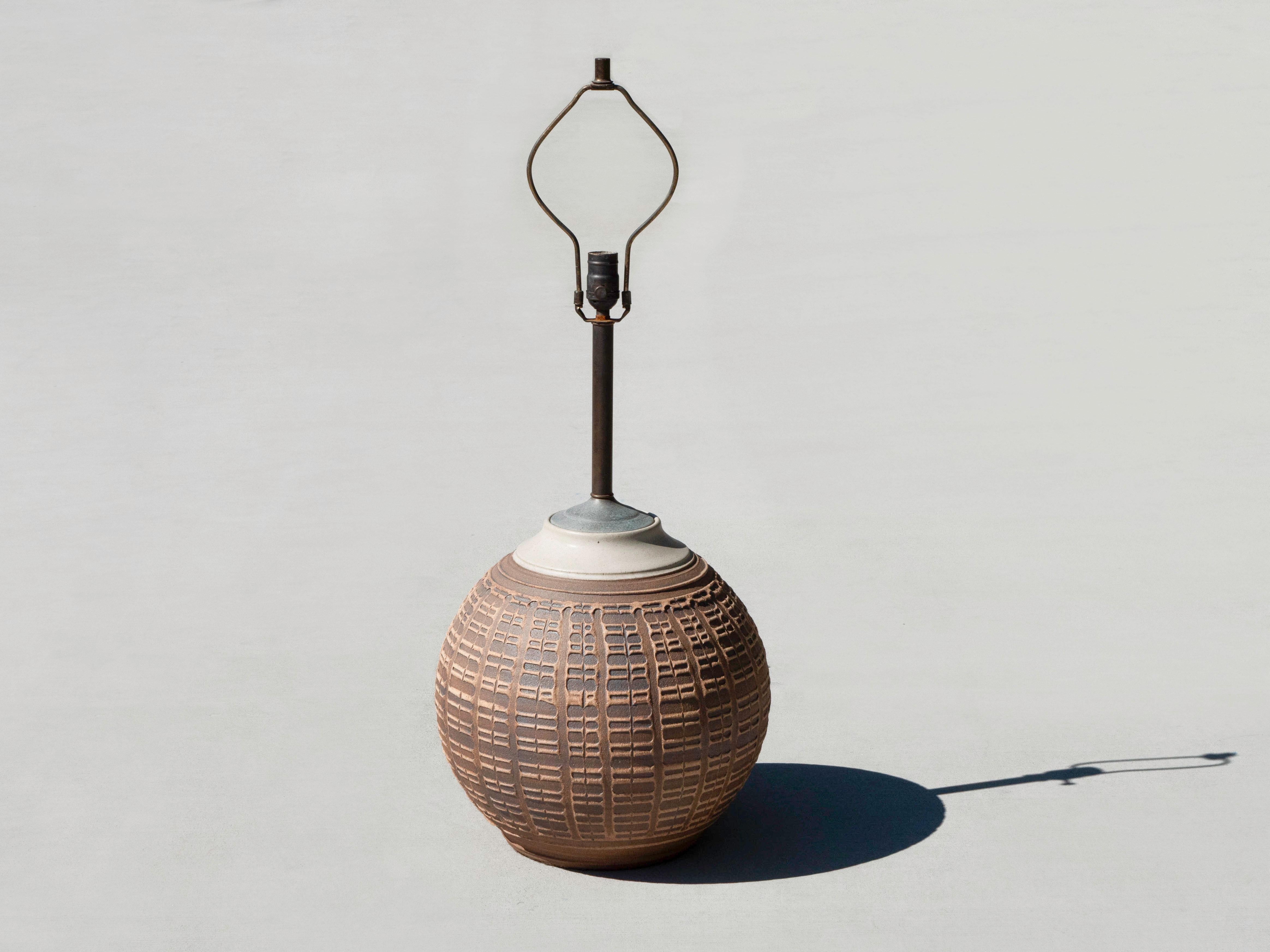Bob Kinzie Stoneware table lamp for his California based company, Affiliated Craftsmen, circa 1960's/1970's. It is in excellent original condition -- no cracks, chips, gouges, or scrapes. Beautiful stoneware pattern with glazed ceramic detailed top.