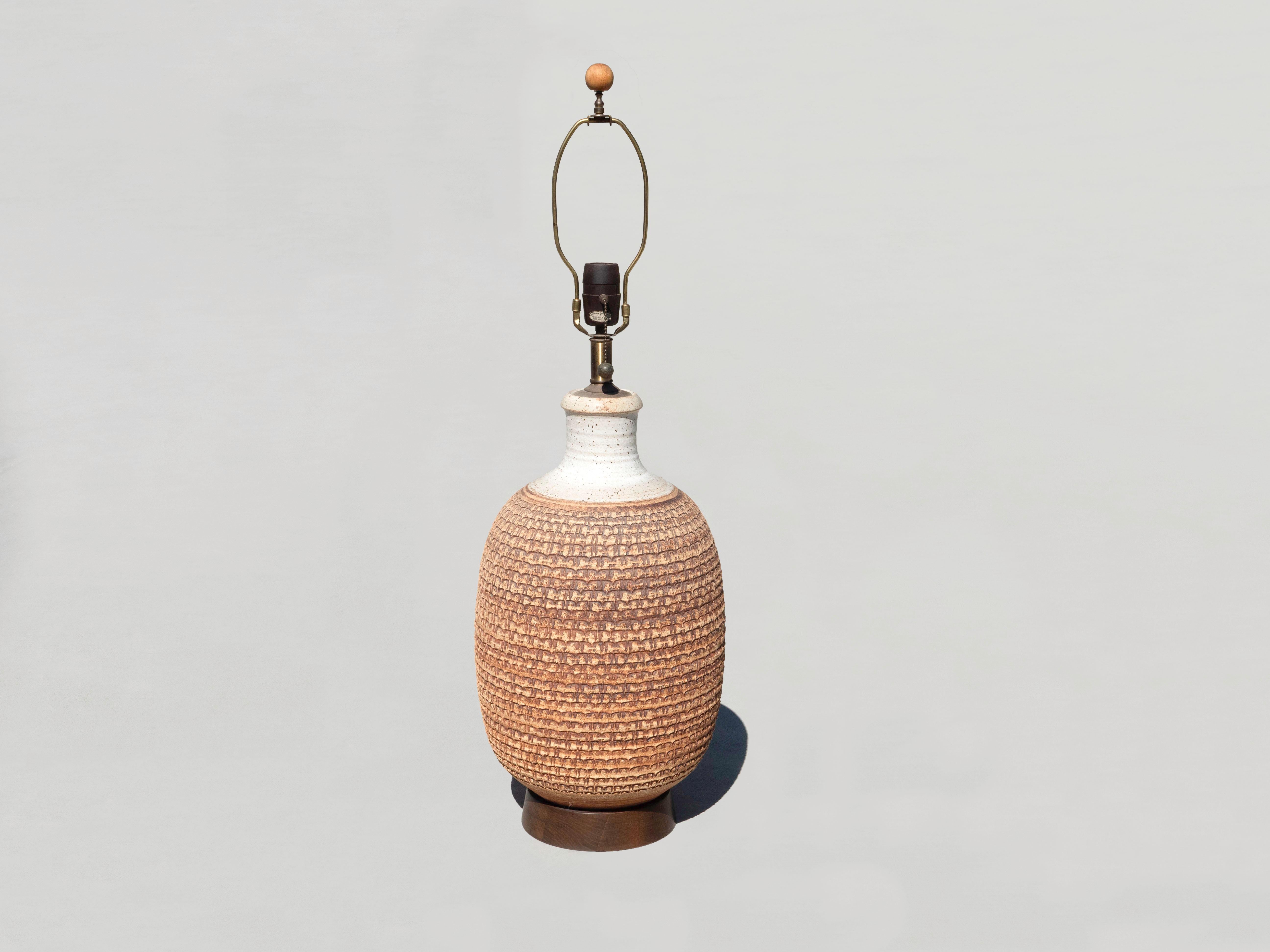 Stoneware table lamp by Bob Kinzie for his California based company, Affiliated Craftsmen, circa 1960's/1970's. It is in excellent original condition -- no cracks, chips, gouges, or scrapes. Beautiful stoneware textured pattern on a solid wood base.