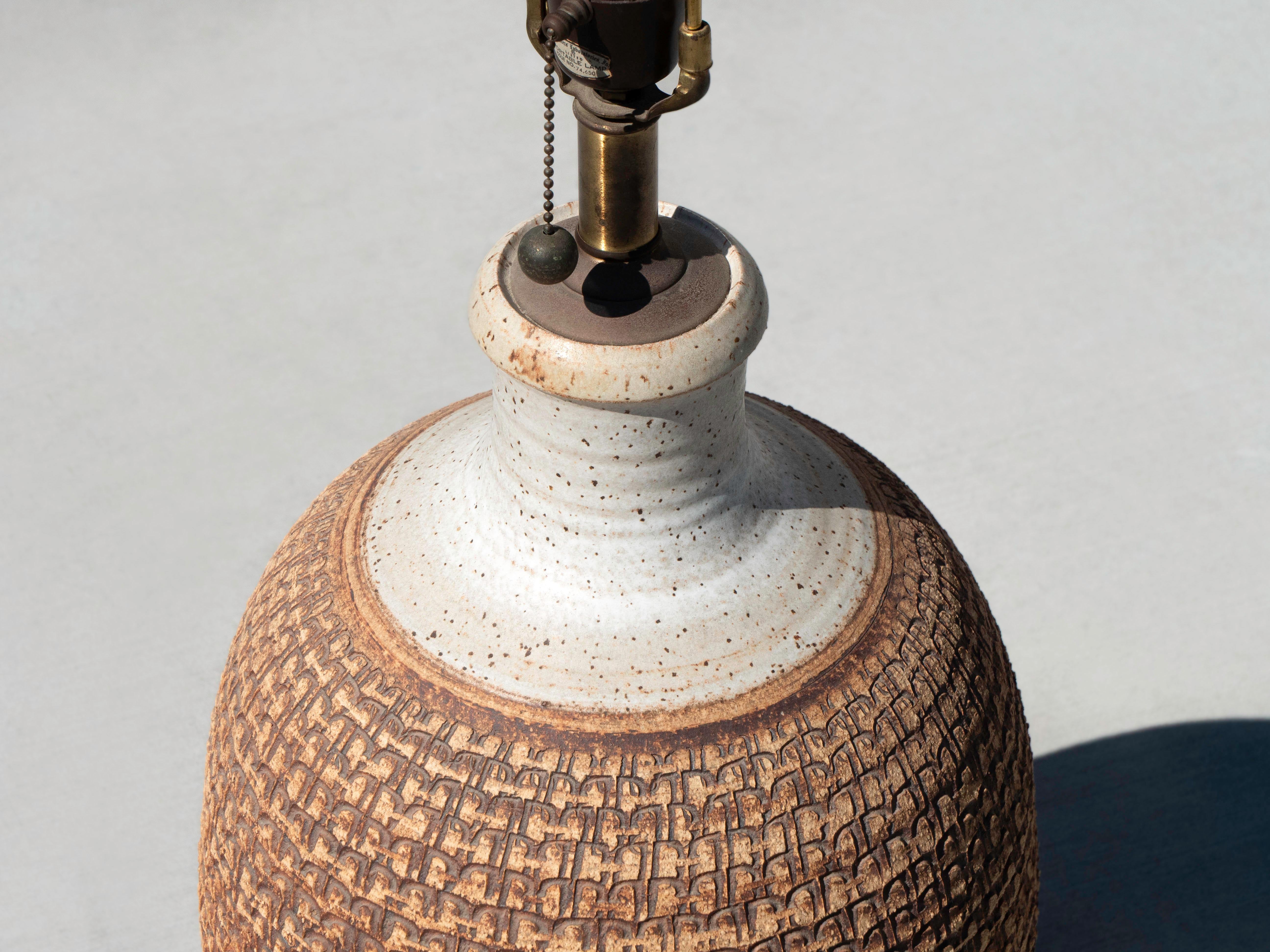 Bob Kinzie Large Stoneware Table Lamp for Affiliated Craftsmen, Circa 1960's In Good Condition For Sale In Los Angeles, CA