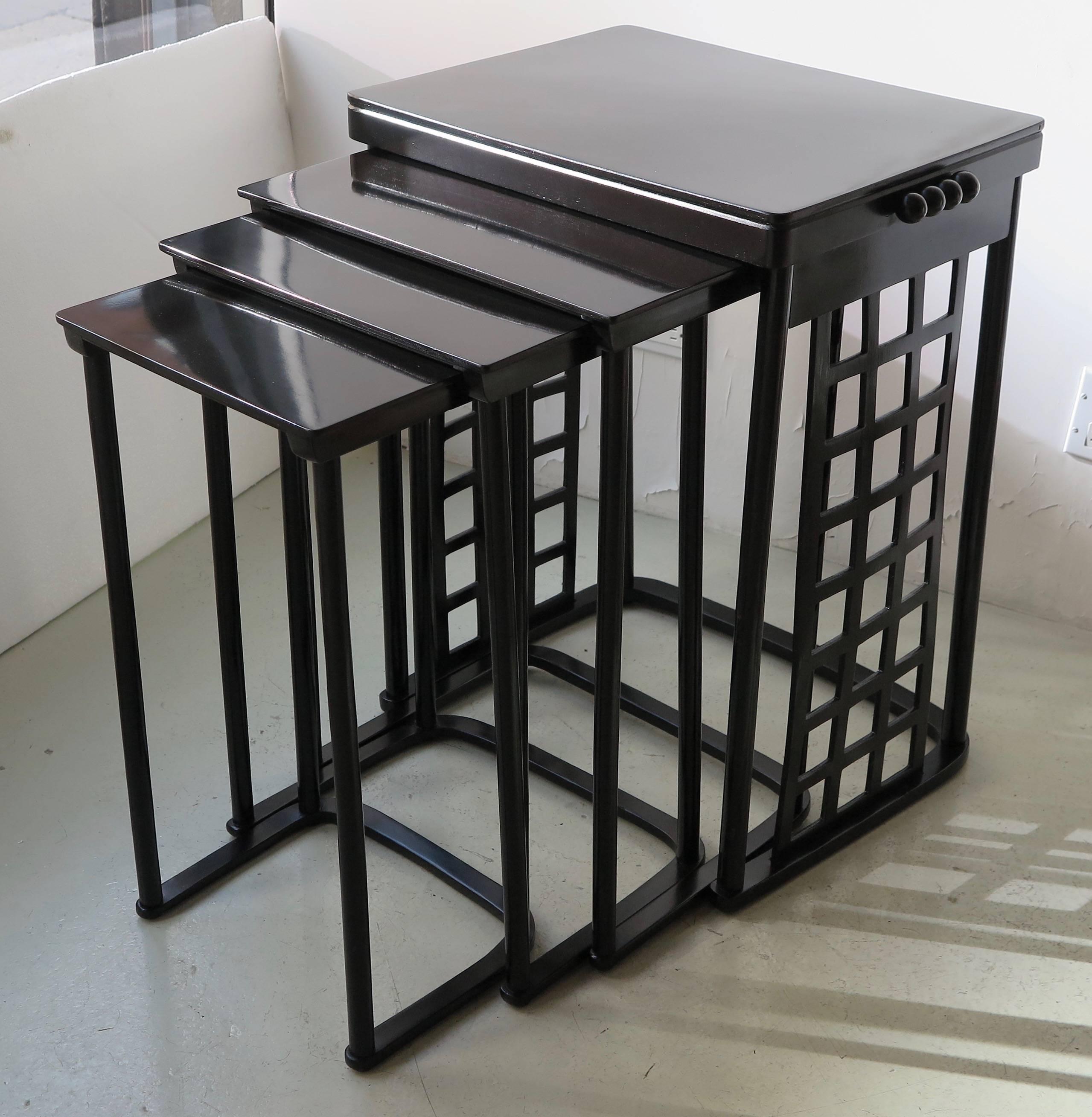 Vienna Secession nest of tables with grid on the sides in ebonized stained beech wood and plywood by Josef Hoffmann (1870-1956), produced by J. & J. Kohn, circa 1904.
This nest of tables with the grid on the sides is a much rarer version and