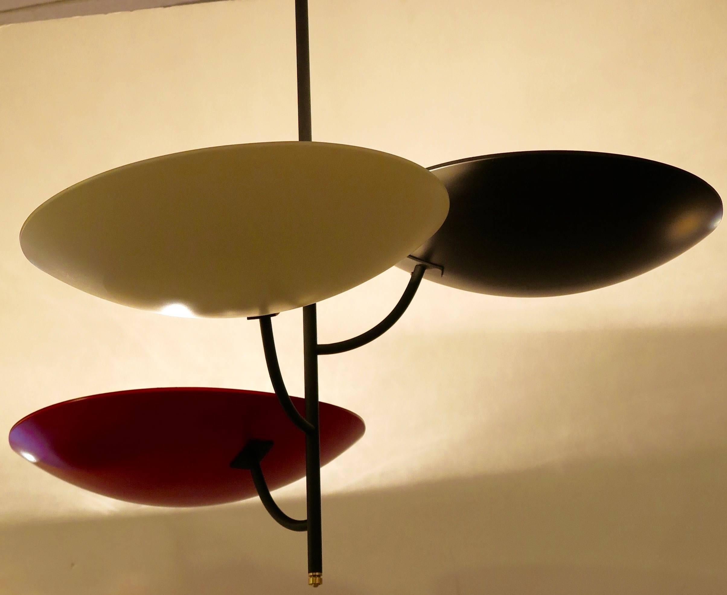 Unique large three-arm ceiling light with three dishes in red, black and white painted brass, attributed to Stilnovo, Italy, circa 1950.
Height can be adjusted.
Newly electrified for US standard.