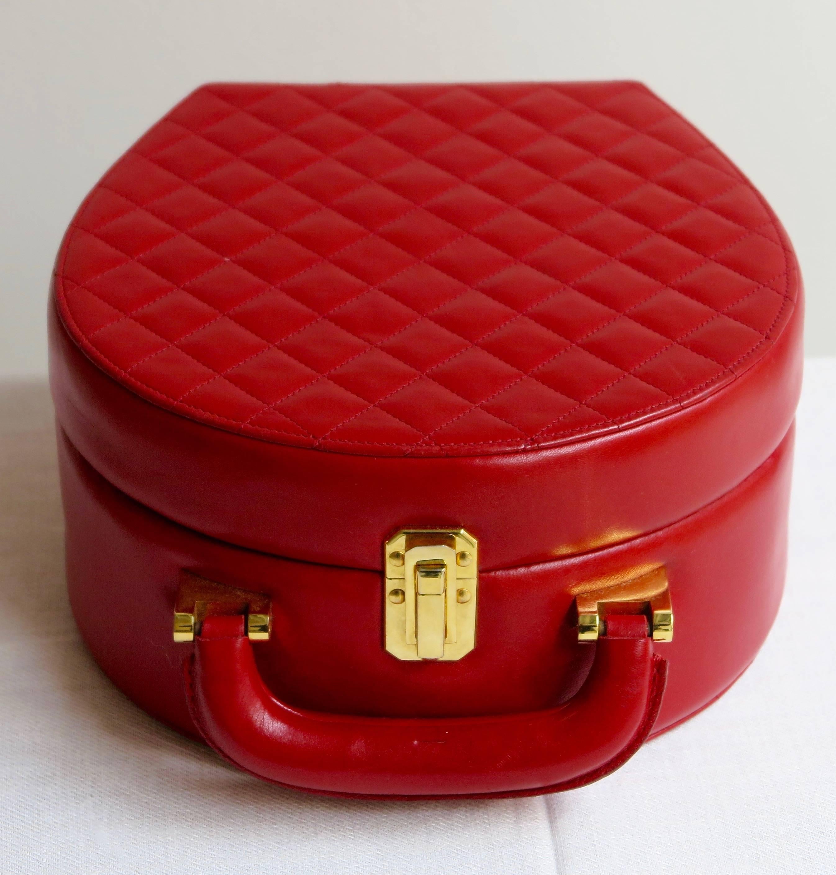 Rare chanel lipstick red vanity or bag in quilted leather, circa early 1990. 
Inside: embossed CC and big mirror.
Signature: Chanel, made in France.