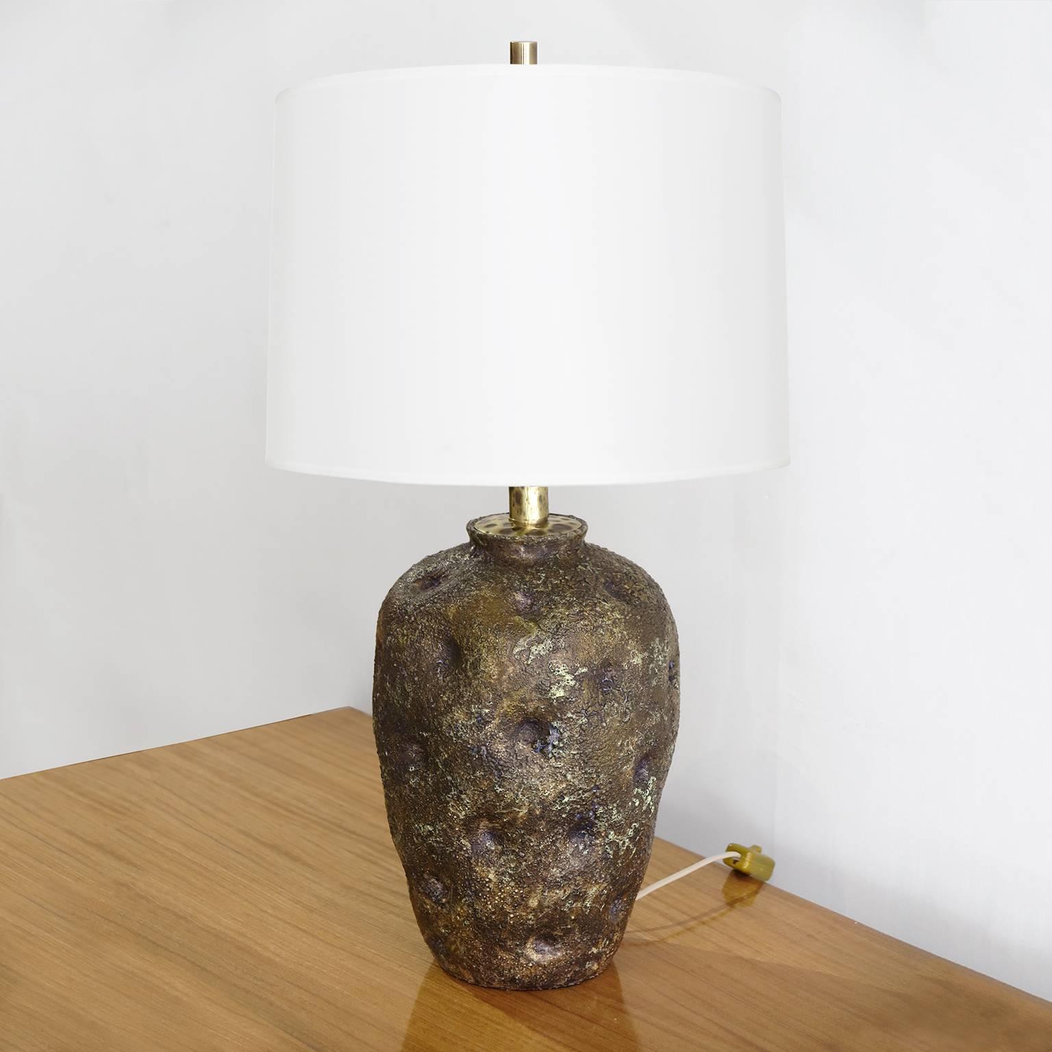 Italian Studio ceramic table lamp in brown with violet shades and gold glimmer by Marcello Fantoni (1915-2011) Italy, circa 1950.
Signed: Fantoni, Italy, Lammerti.
Newly rewired with double socket cluster.