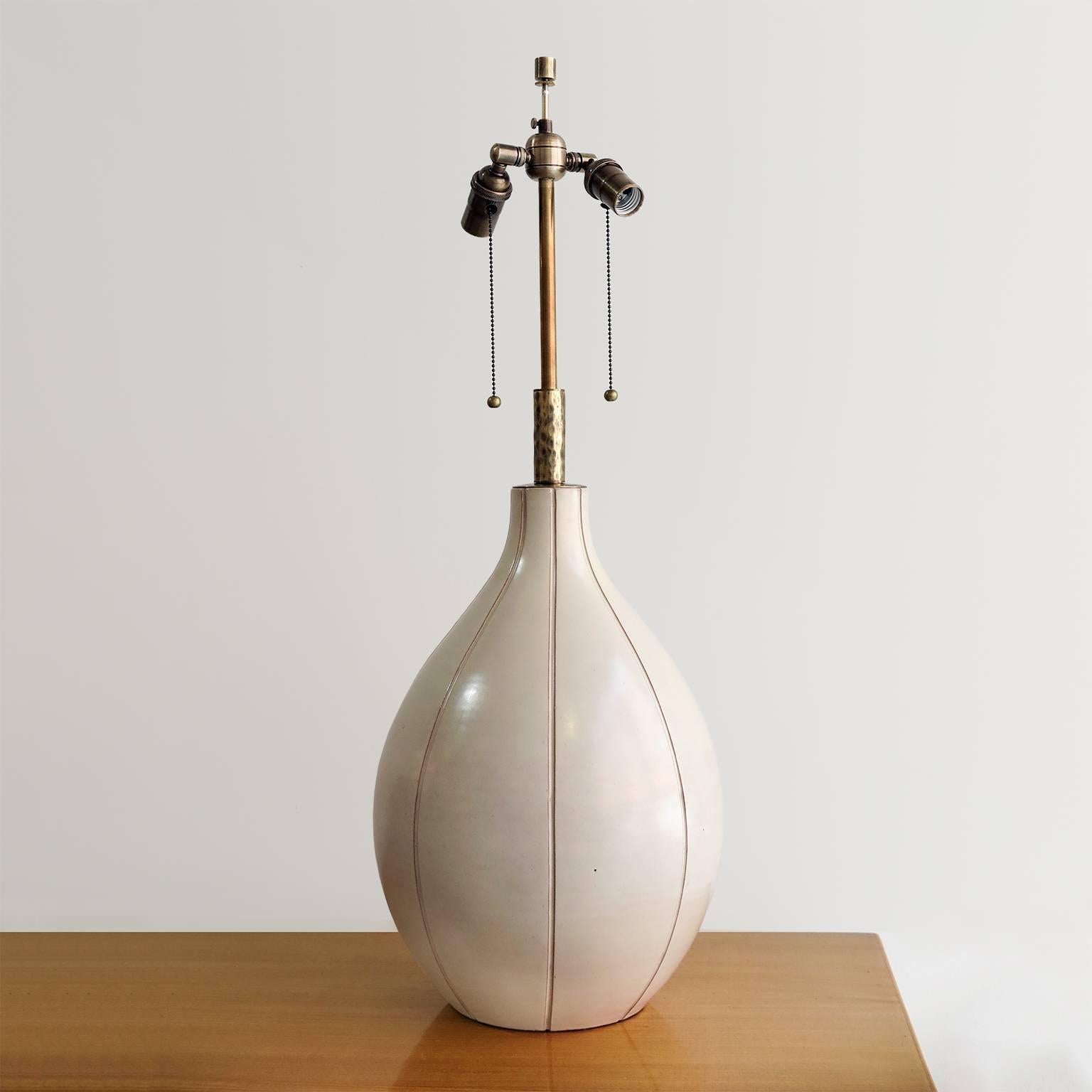 Large Scandinavian Modern Ceramic Table Lamp by Ewald Dahlskog (Skandinavische Moderne) im Angebot