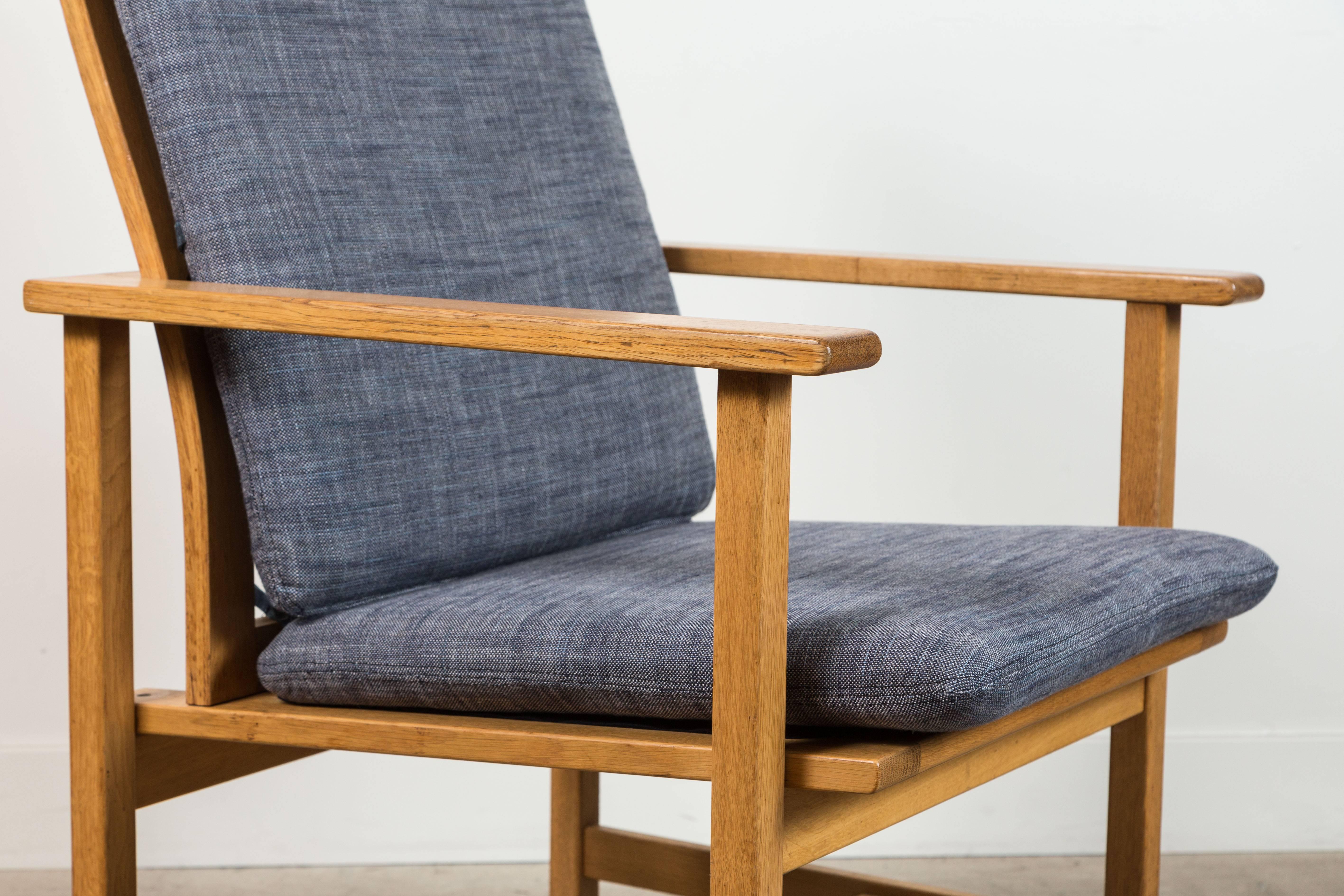 Single danish oak lounge chair by Børge Mogensen for Fredericia Stolefabrik. 
New upholstery. Completely restored.
Only one chair available.