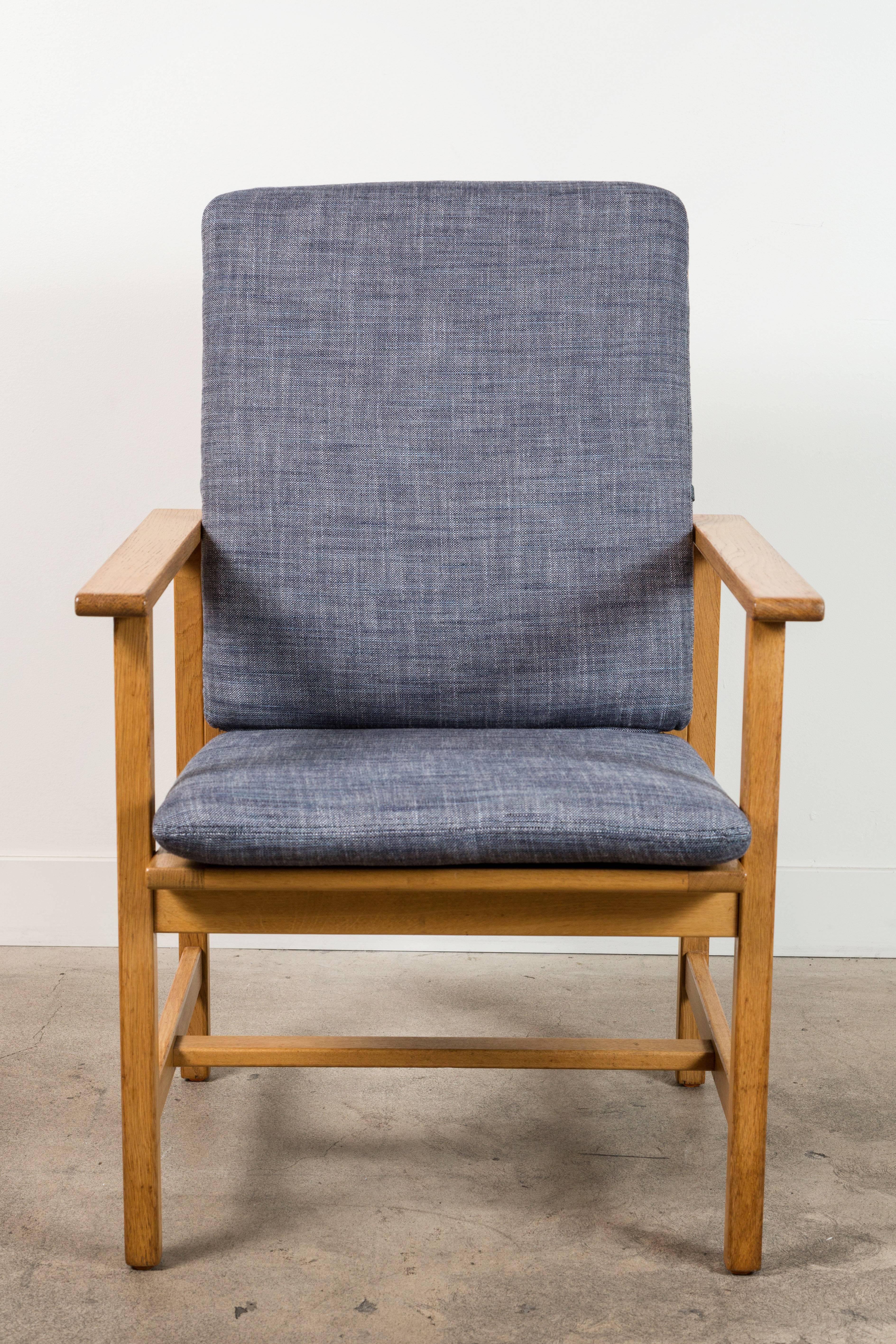 Single Danish Oak Lounge Chair by Børge Mogensen for Fredericia Stolefabrik In Excellent Condition In Los Angeles, CA