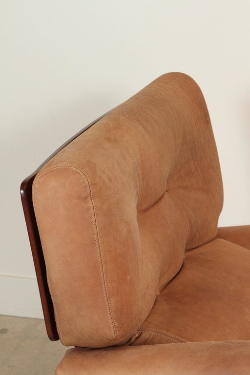 Mid-Century Modern Molded Rosewood and Leather Swivel Chair by M. Taro for Cinova