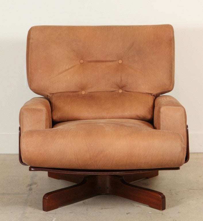 Molded Rosewood and Leather Swivel Chair by M. Taro for Cinova In Excellent Condition In Los Angeles, CA