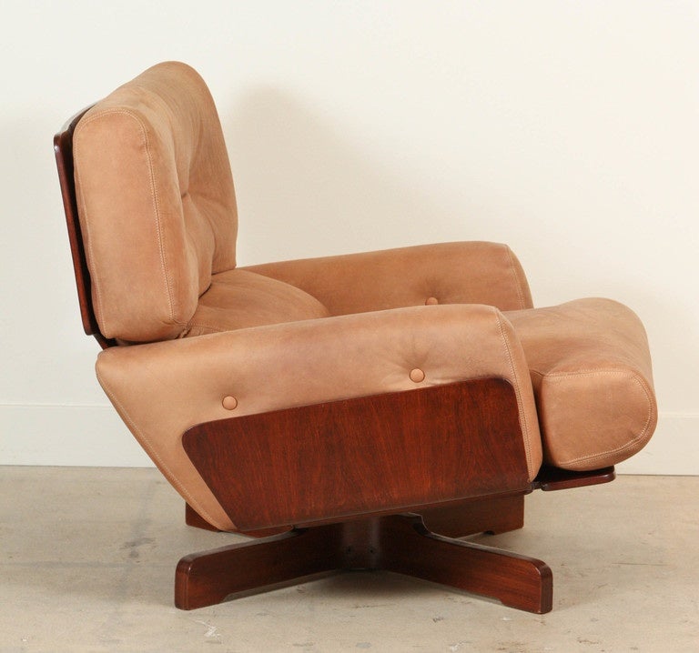 Mid-20th Century Molded Rosewood and Leather Swivel Chair by M. Taro for Cinova