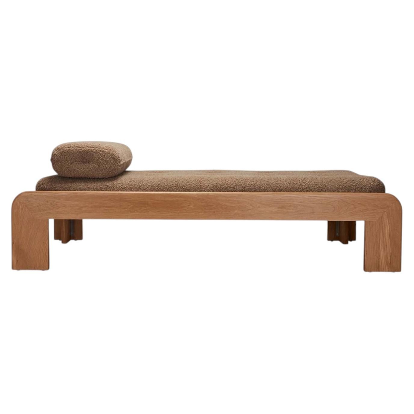 Lawson-Fenning Topa Tagesbett, beige Bouclé mit Gestell aus massiver Eiche, moderne Lounge