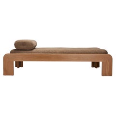 Lawson-Fenning Topa Tagesbett, beige Bouclé mit Gestell aus massiver Eiche, moderne Lounge