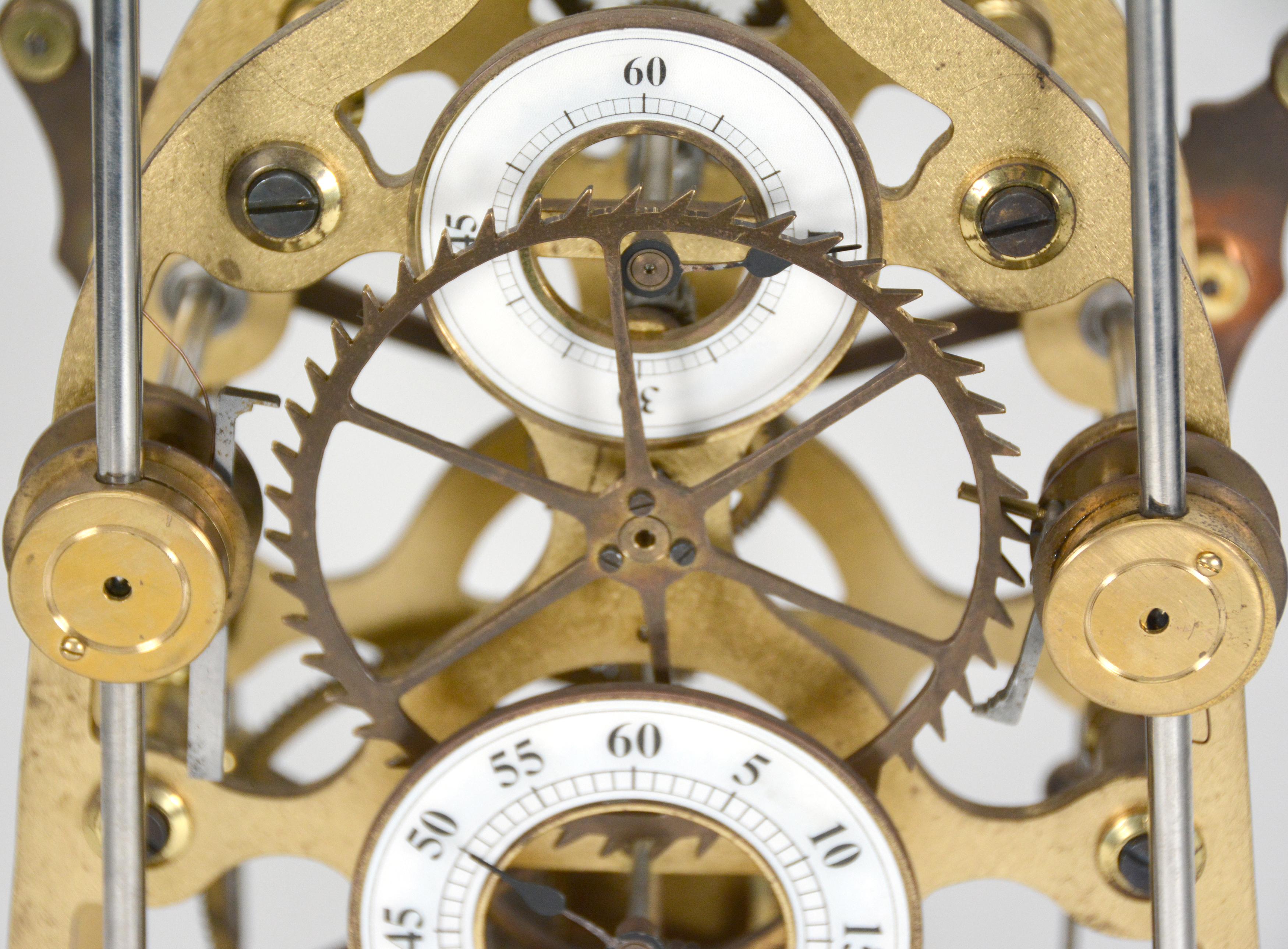 Laiton Horloge de sauterelle anglaise vintage Devon Harrison Grasshopper à double pendule squelette en vente